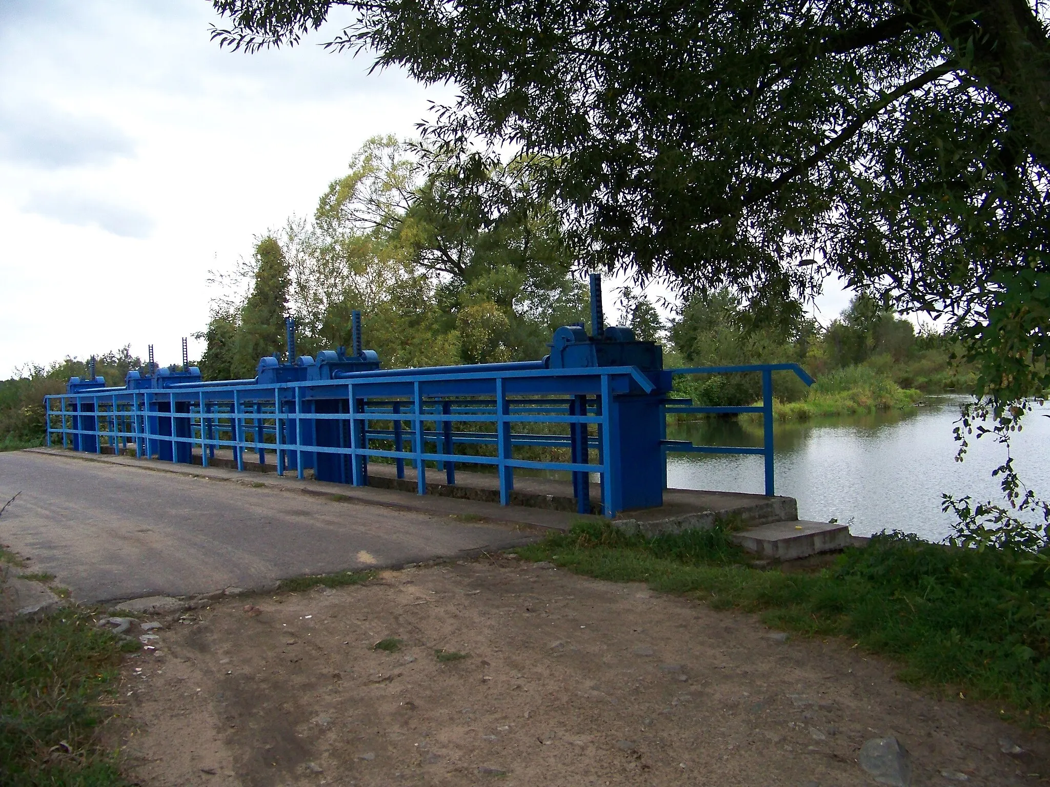 Photo showing: bridge, river