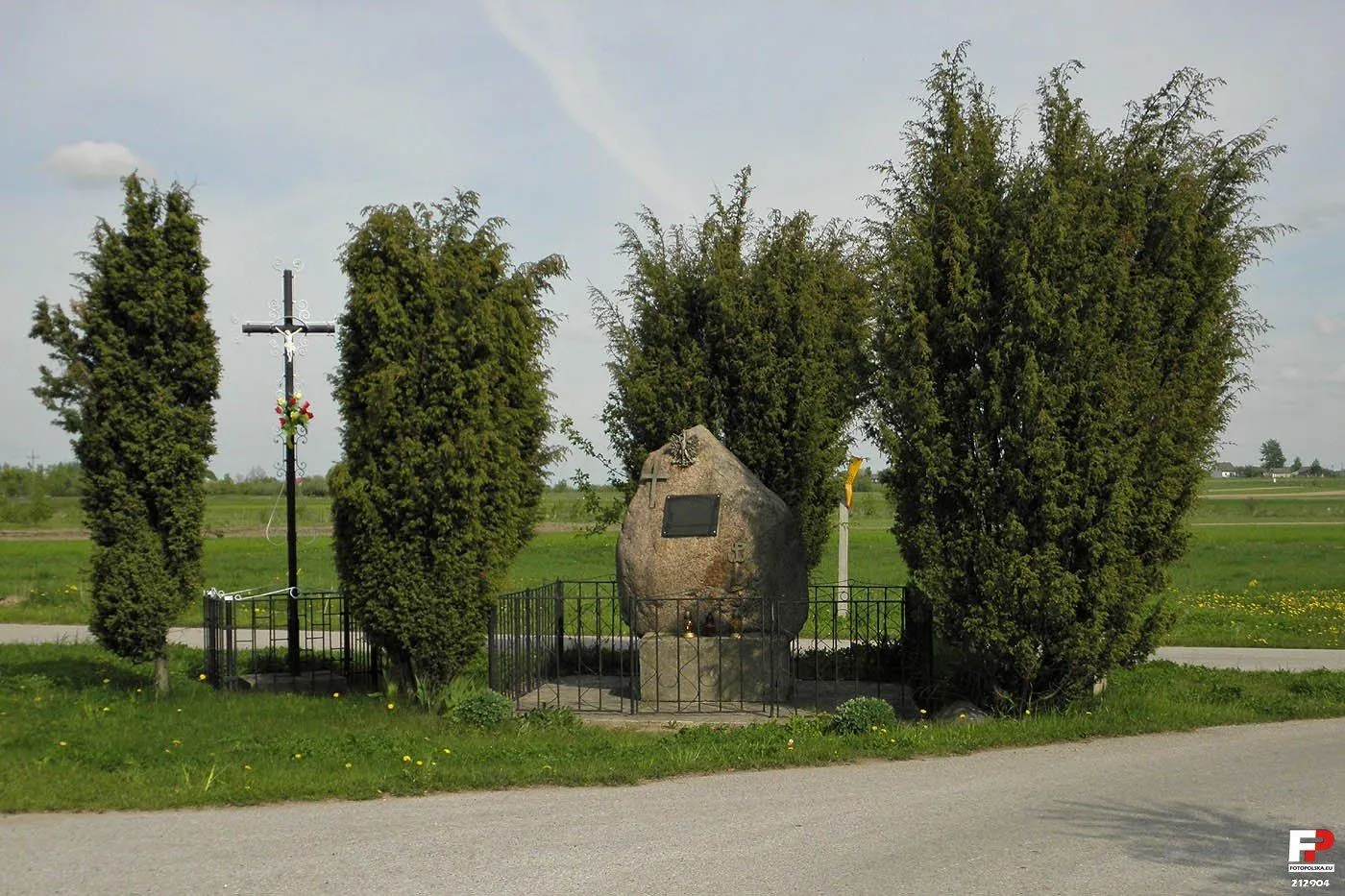 Photo showing: Pomnik i krzyż na skrzyżowaniu dróg