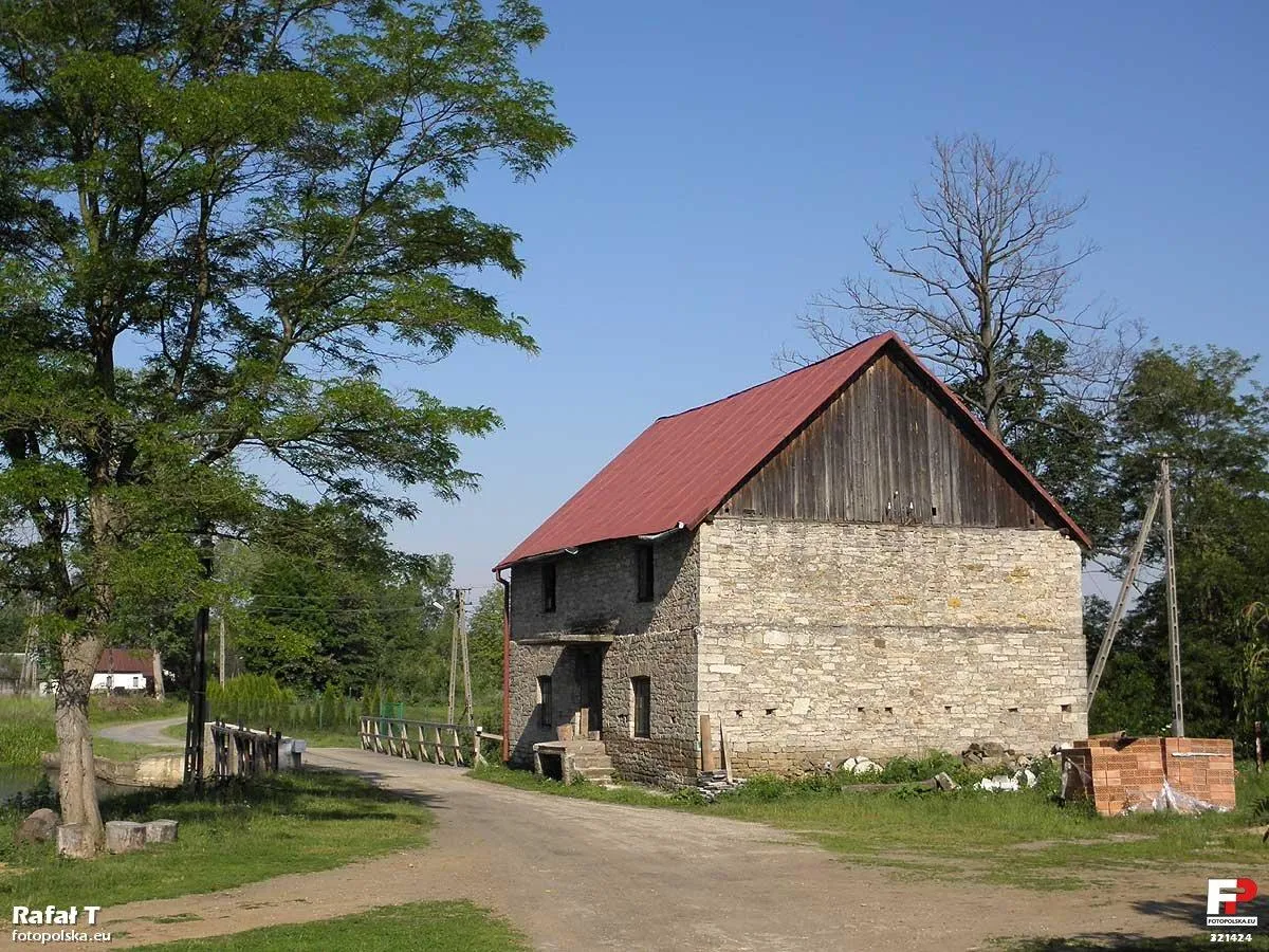 Photo showing: Nieczynny młyn wodny i most na Szabasówce.