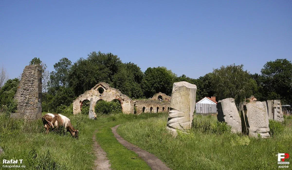 Photo showing: Centralna część zespołu walcowni. Na prawo urządzono swego rodzaju park rzeźb, w głębi widoczny budynek wartowni, po lewej suszarnia i jedna z kilku pasących się tu krów.