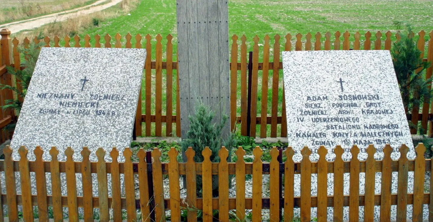 Photo showing: Wymysły. Tablice upamiętniające śmierć żołnierza AK i żołnierza niemieckiego.