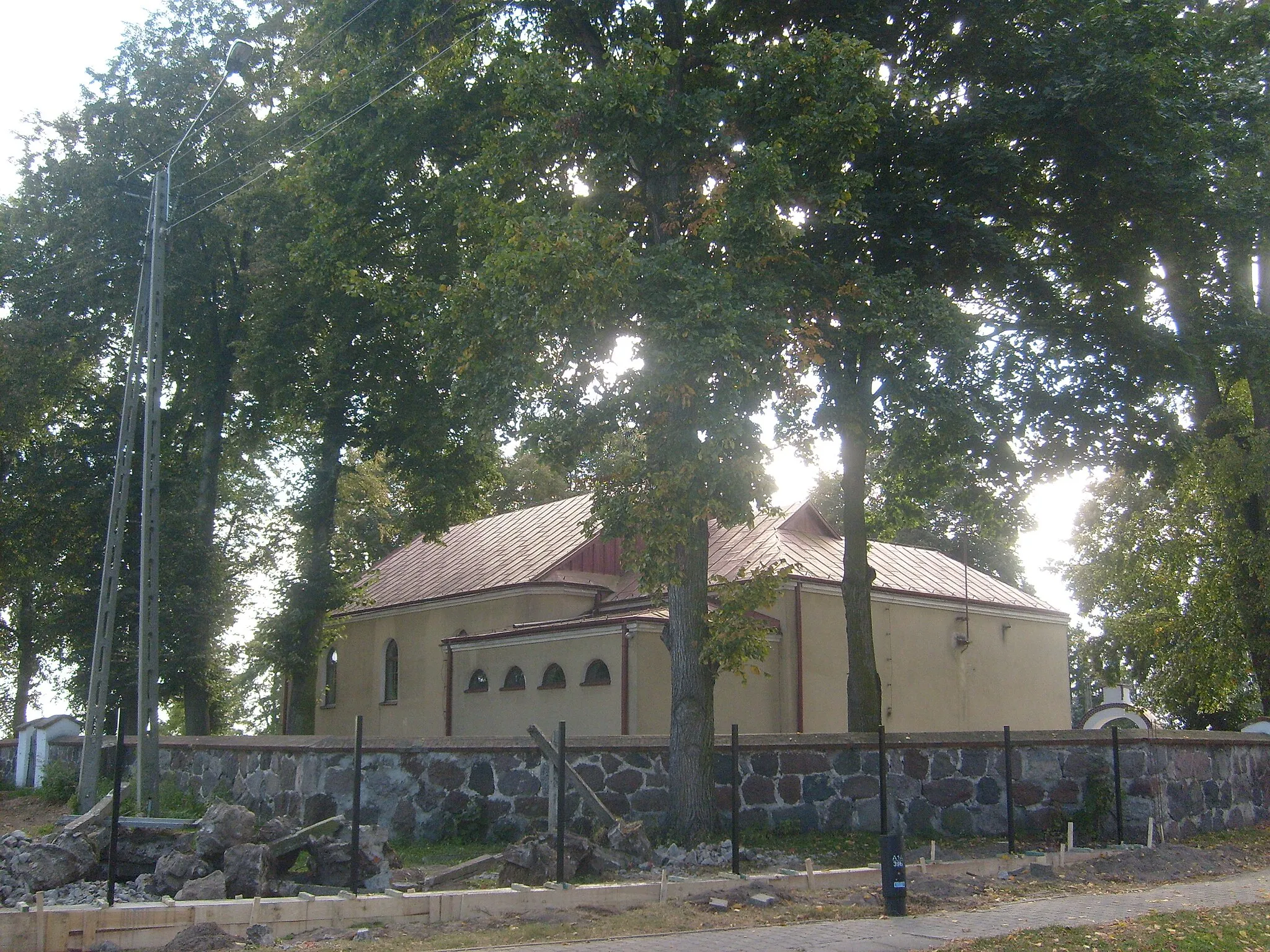 Photo showing: Kościół pw. Św. Apostołów Piotra i Pawła w Kaskach (1945-51) 
powiat grodziski woj. mazowieckie