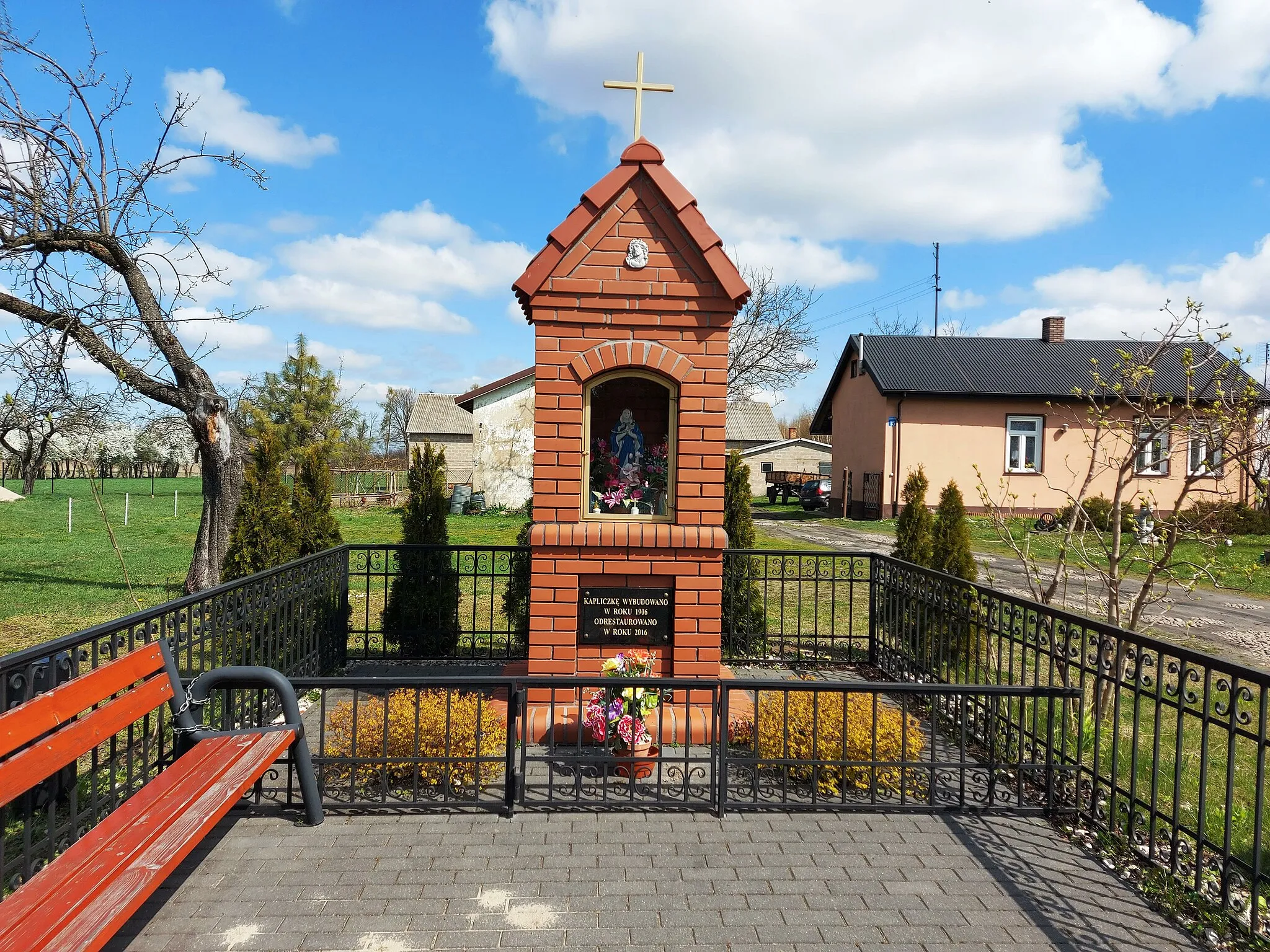 Photo showing: Kapliczka przydrożna, Sosnowica, gmina Mszczonów