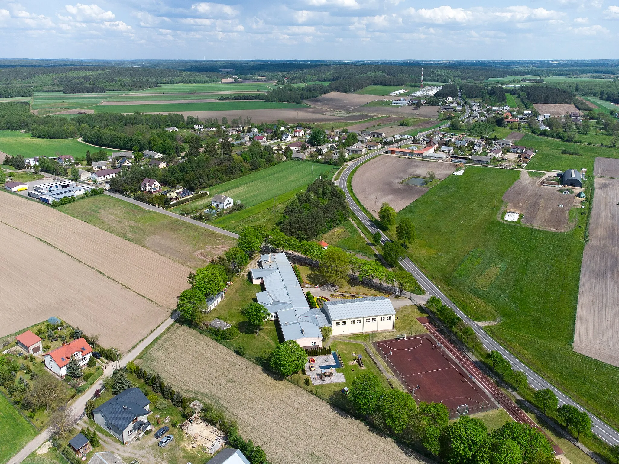 Photo showing: Wieś Turza Mała w powiecie mławskim. Widok z powietrza, od zachodu. Na pierwszym planie Szkoła Podstawowa w Turzy Małej.
