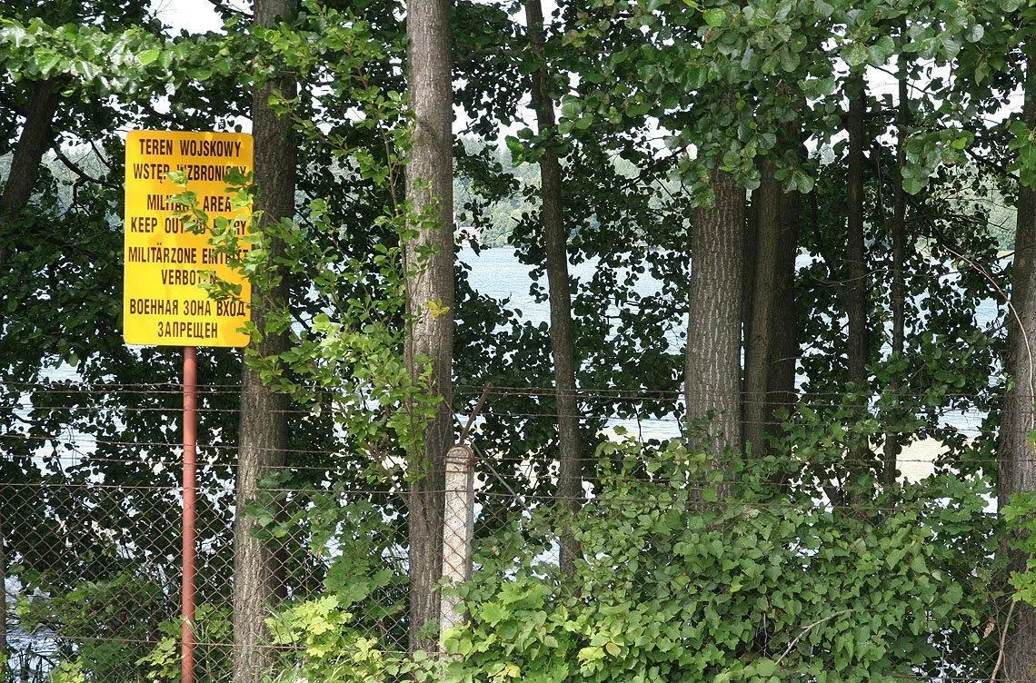 Photo showing: Widok z drogi na jezioro Starokiejkuckie, ogrodzone ze względu na leżący nad jeziorem Ośrodek Szkolenia Agencji Wywiadu.