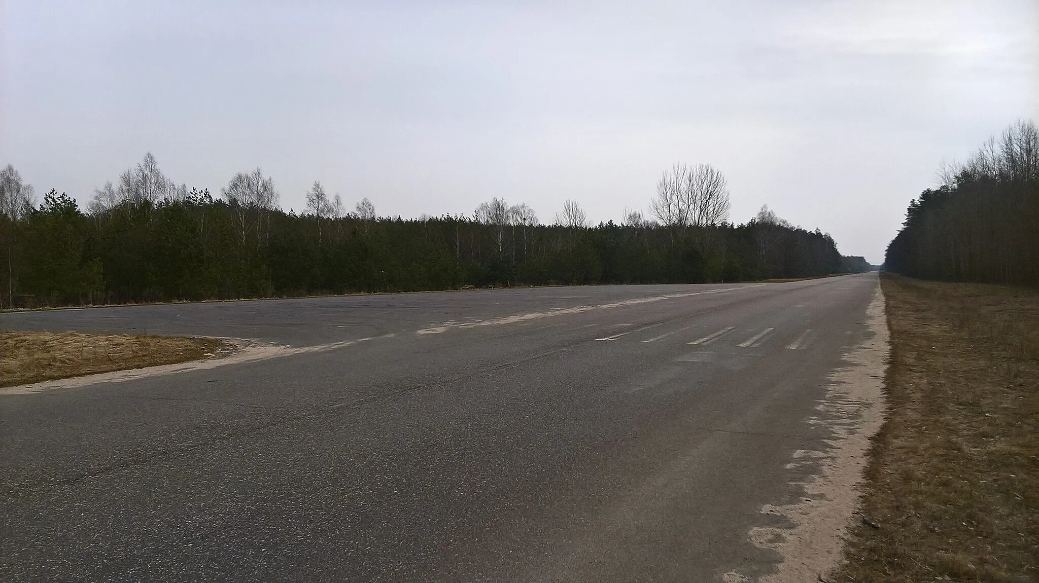 Photo showing: Drogowy odcinek lotniskowy na drodze wojewódzkiej DW604 między miejscowościami Ruskowo a Przeździęk Wielki o długości 2200 m, szerokości 10 m i stojankami z dwóch stron.