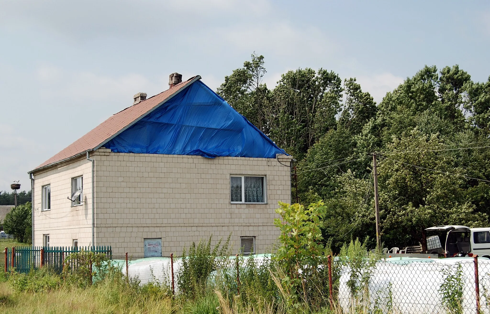 Photo showing: Ruda Osowiecka: dom z uszkodzonym dachem podczas lipcowej wichury (2011.) która przechodziła na tym terenie.