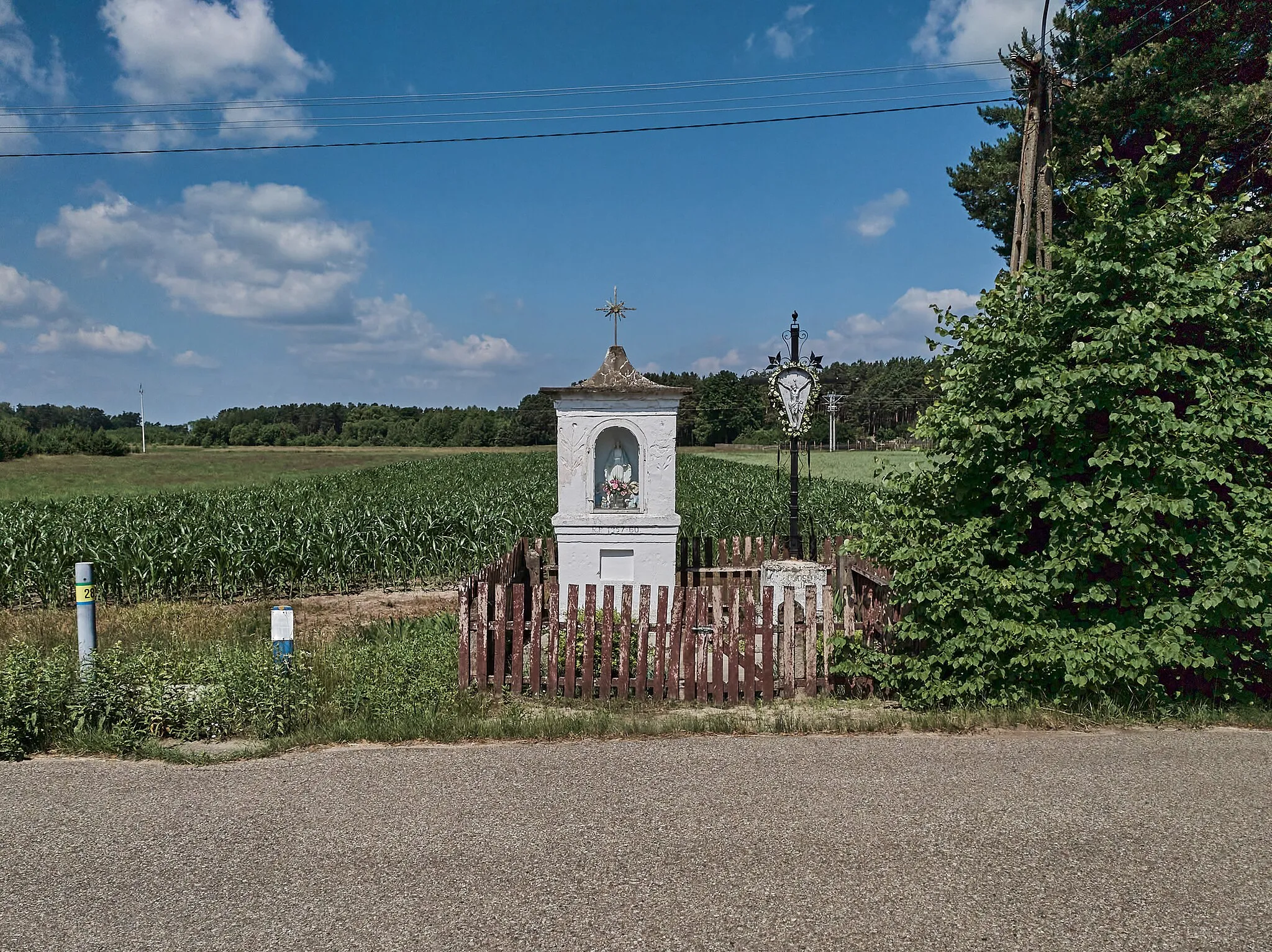 Photo showing: Kapliczka przydrożna w Chudku w gminie Kadzidło