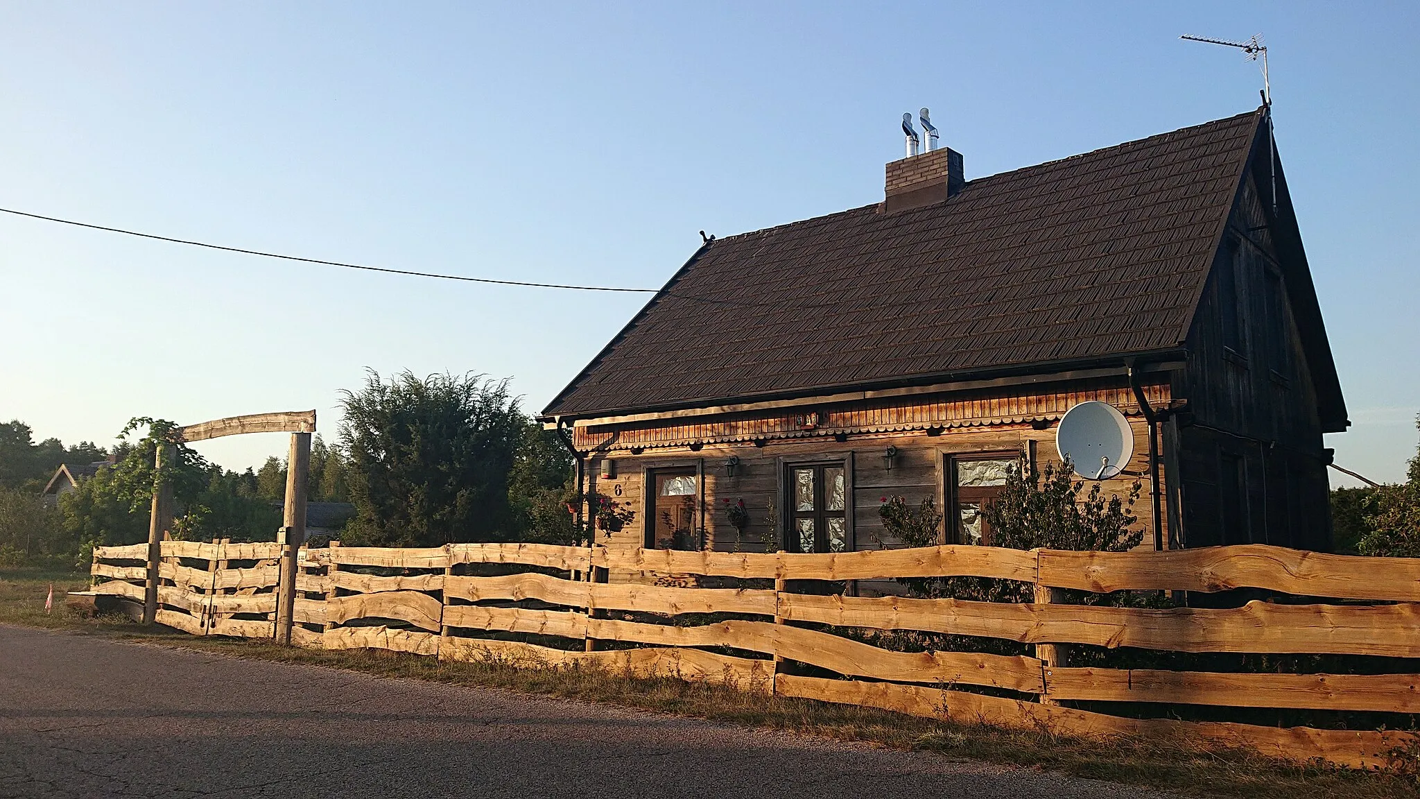 Photo showing: Modern house in Budy Rządowe (Kurpie, Green Forest), Poland stylised on Kurpian house