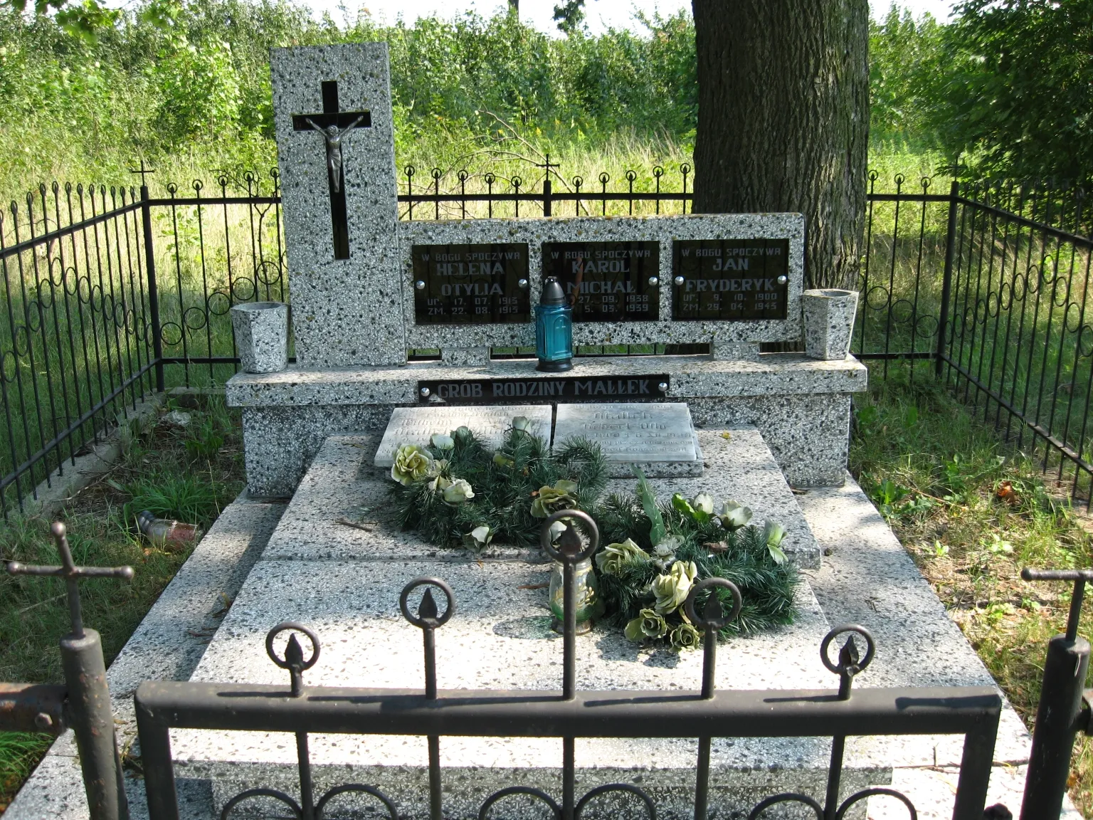Photo showing: Brodowo - cmentarz ewangelicki, grób rodziny Małłek