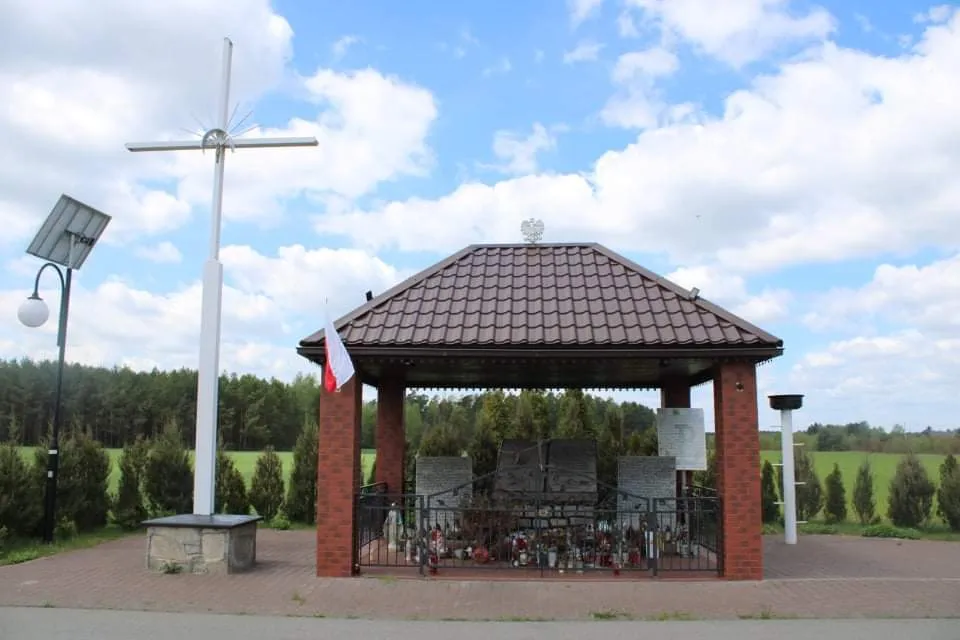 Photo showing: Pomnik wystawiony na pamiątkę pacyfikacji wsi Bandysie z dnia 3 października 1944.