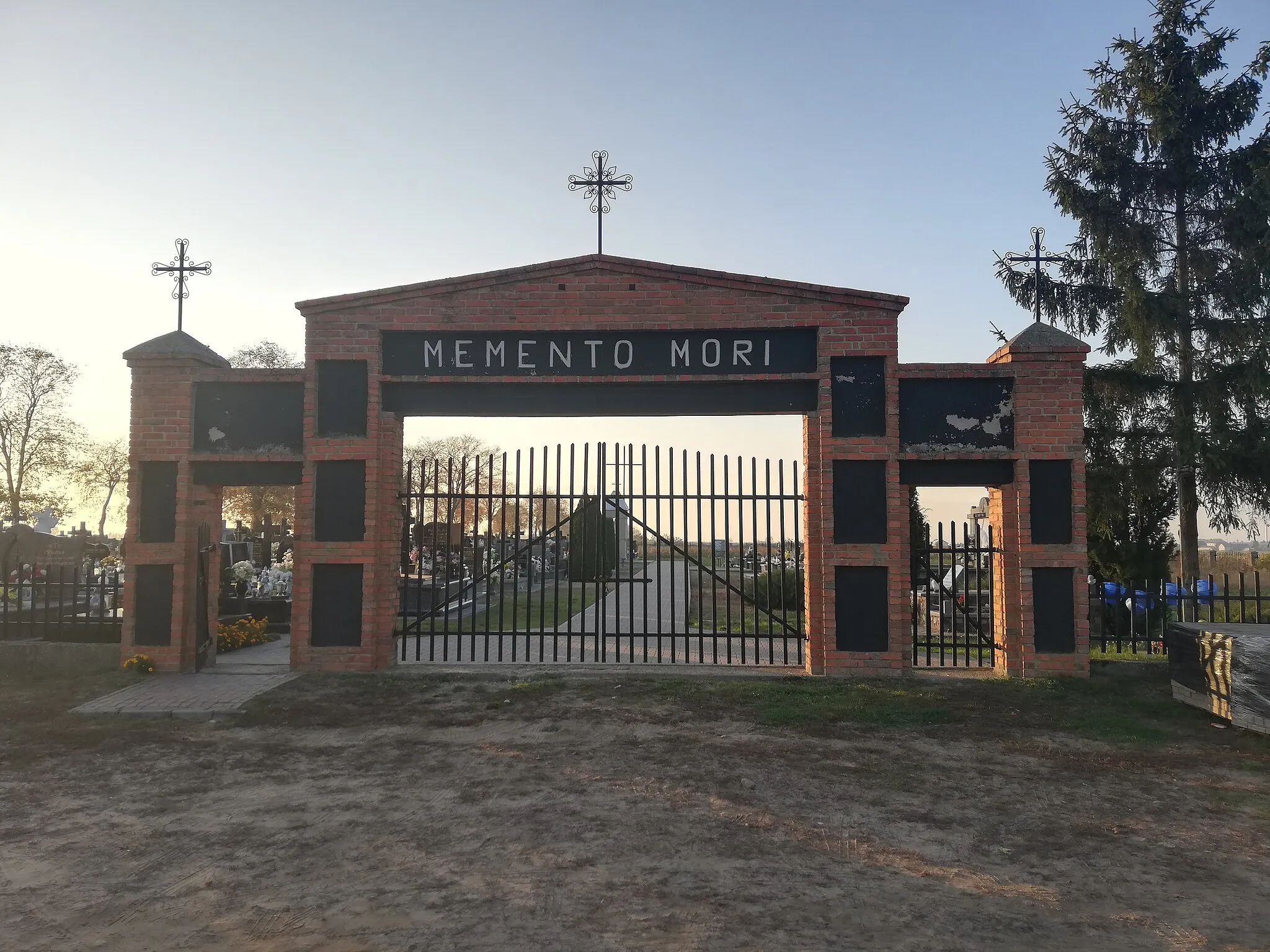 Photo showing: Cmentarz parafialny w Chamsku