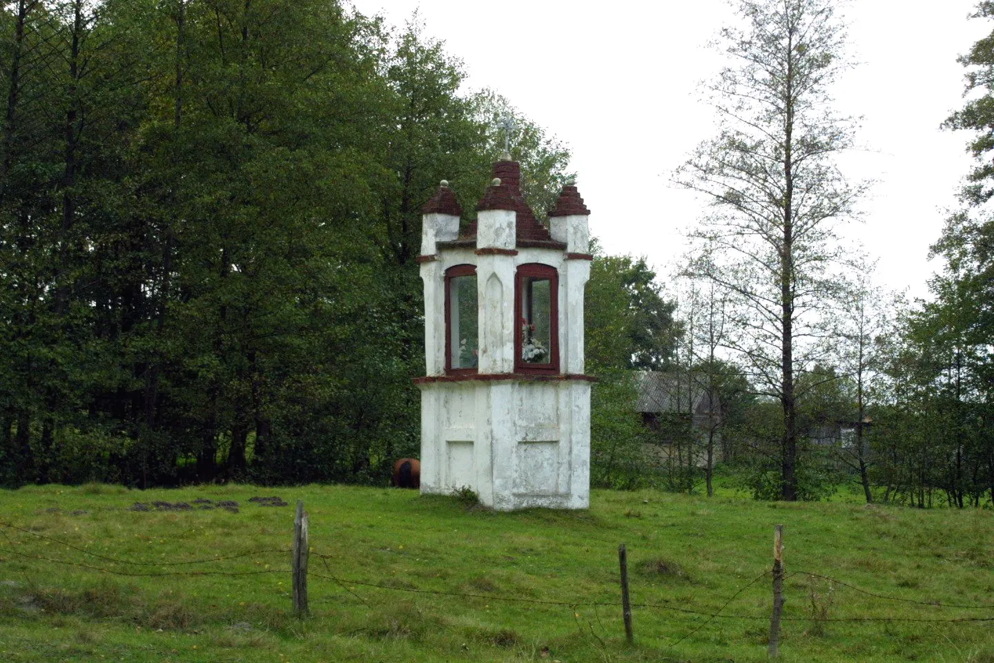 Photo showing: Wólka Okrąglik. Neogotycka kapliczka przydrożna z ok. poł. XIX w. z ludową rzeźbą św. Jana Nepomucena