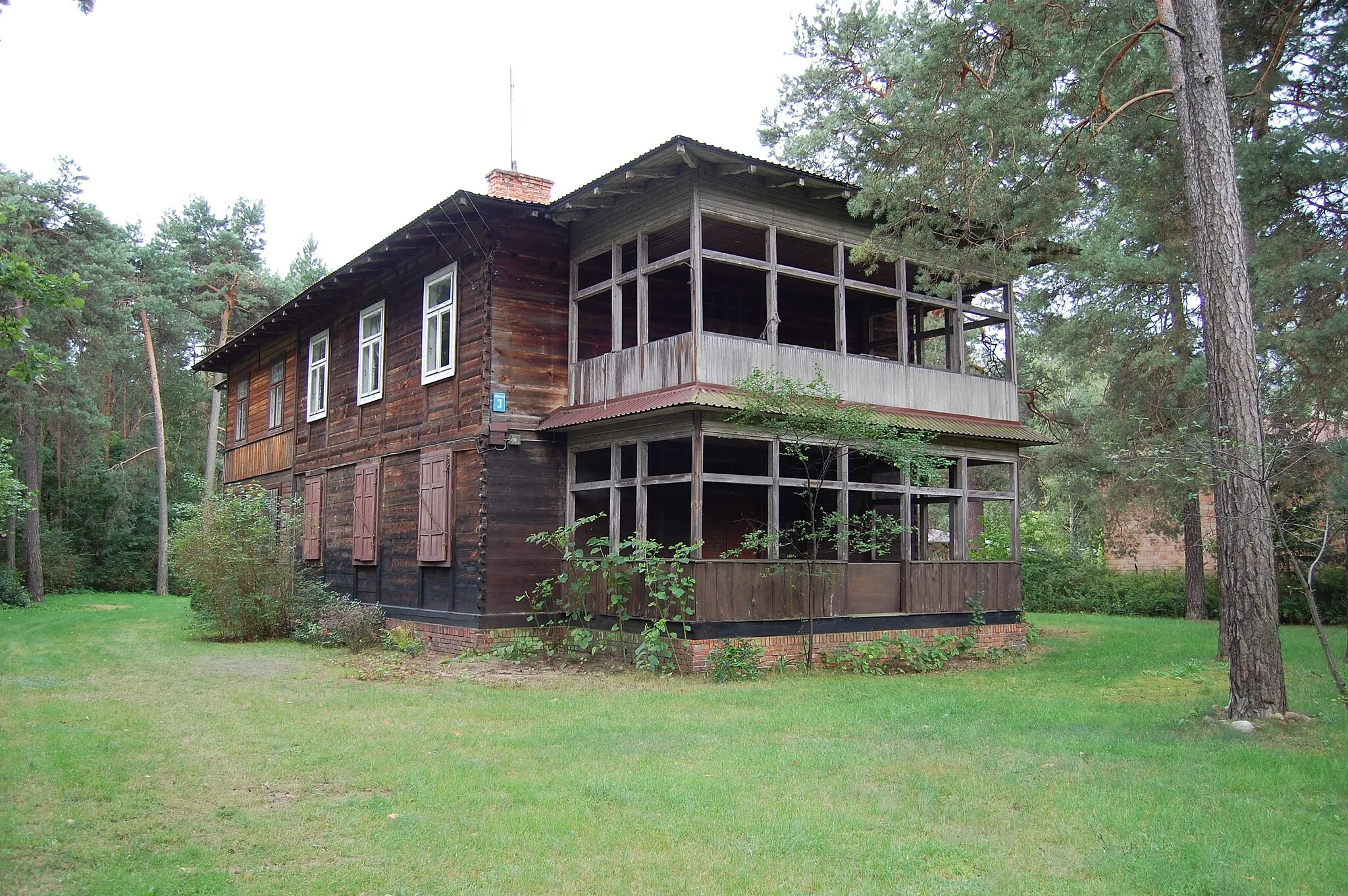 Photo showing: Jeden z licznych przykładów drewnianej zabudowy letniskowej