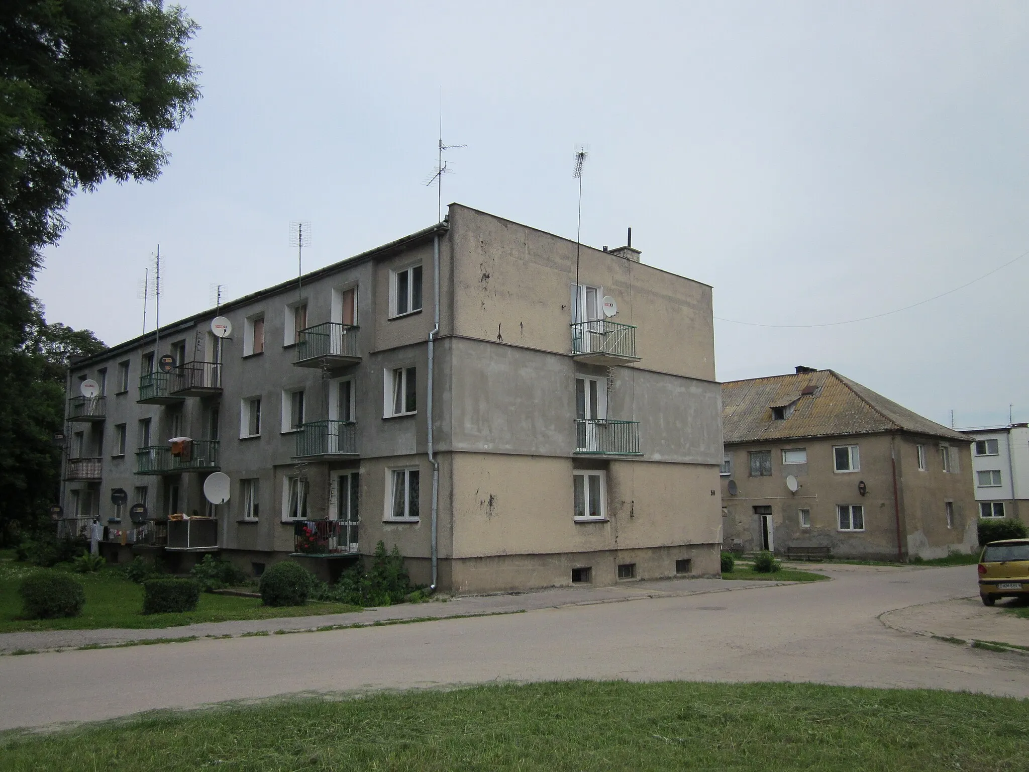 Photo showing: Bloki te zlokalizowane są w pobliżu głównego budynku PODR.