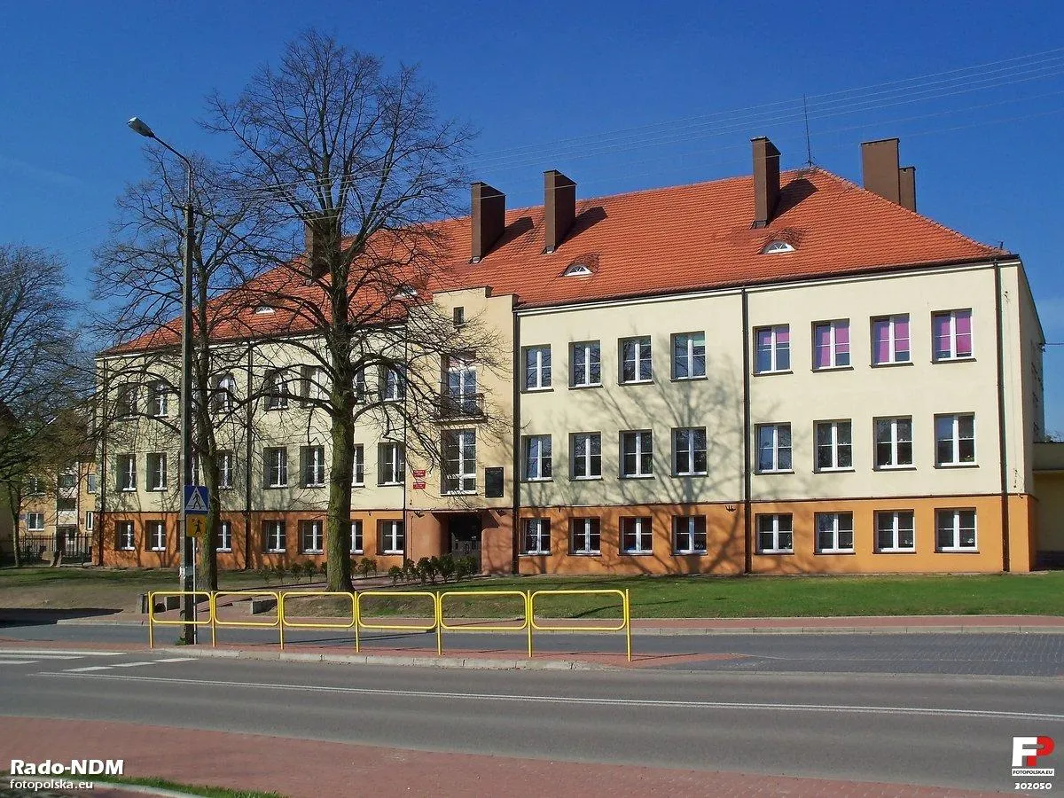 Photo showing: Budynek Szkoły Podstawowej im. Bojowników o Wolność i Demokrację i Gimnazjum im. św. Stanisława Kostki, widok od strony ulicy Koźmińskiego