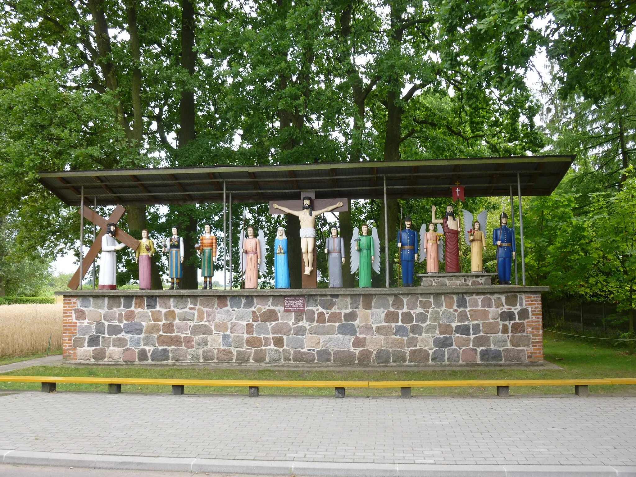 Photo showing: Rzeźby w pobliżu Muzeum Ludowego Rodziny Brzozowskich wykonane na pamiątkę wizyty Jana Pawła II w Ziemi Łowickiej w 1999 roku.