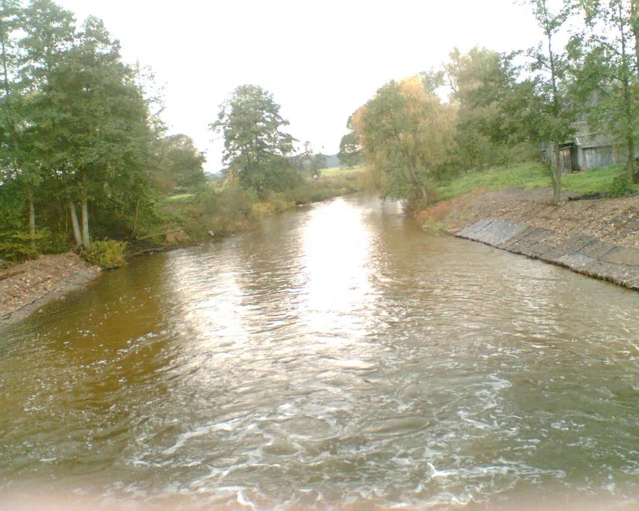 Photo showing: Spiętrzone wody Liwca przy prywatnej, małej elektrowni wodnej w Kalinowcu
