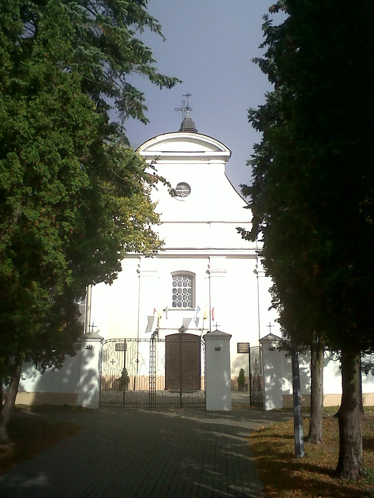 Photo showing: Iłów - kościół parafialny pw. Znalezienia Krzyża i Matki Bożej Królowej Polski, 1781, 1868
