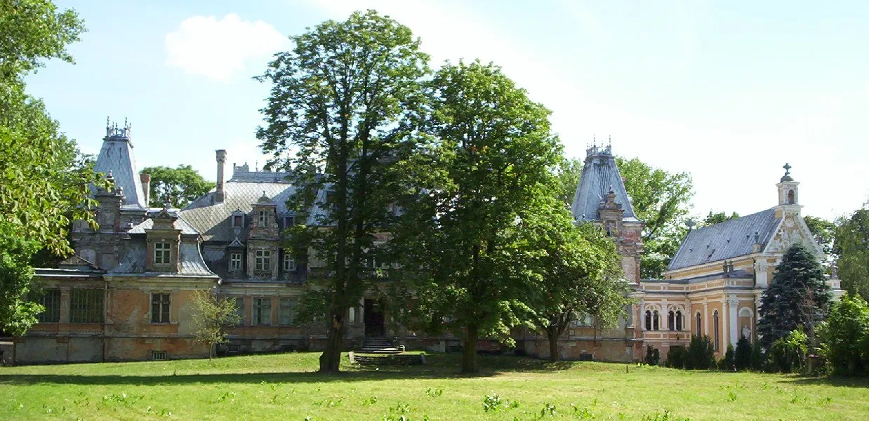 Photo showing: Ruined palace in Guzów (en:Masovia, en:Poland). North side, main entrance. On the right - church.