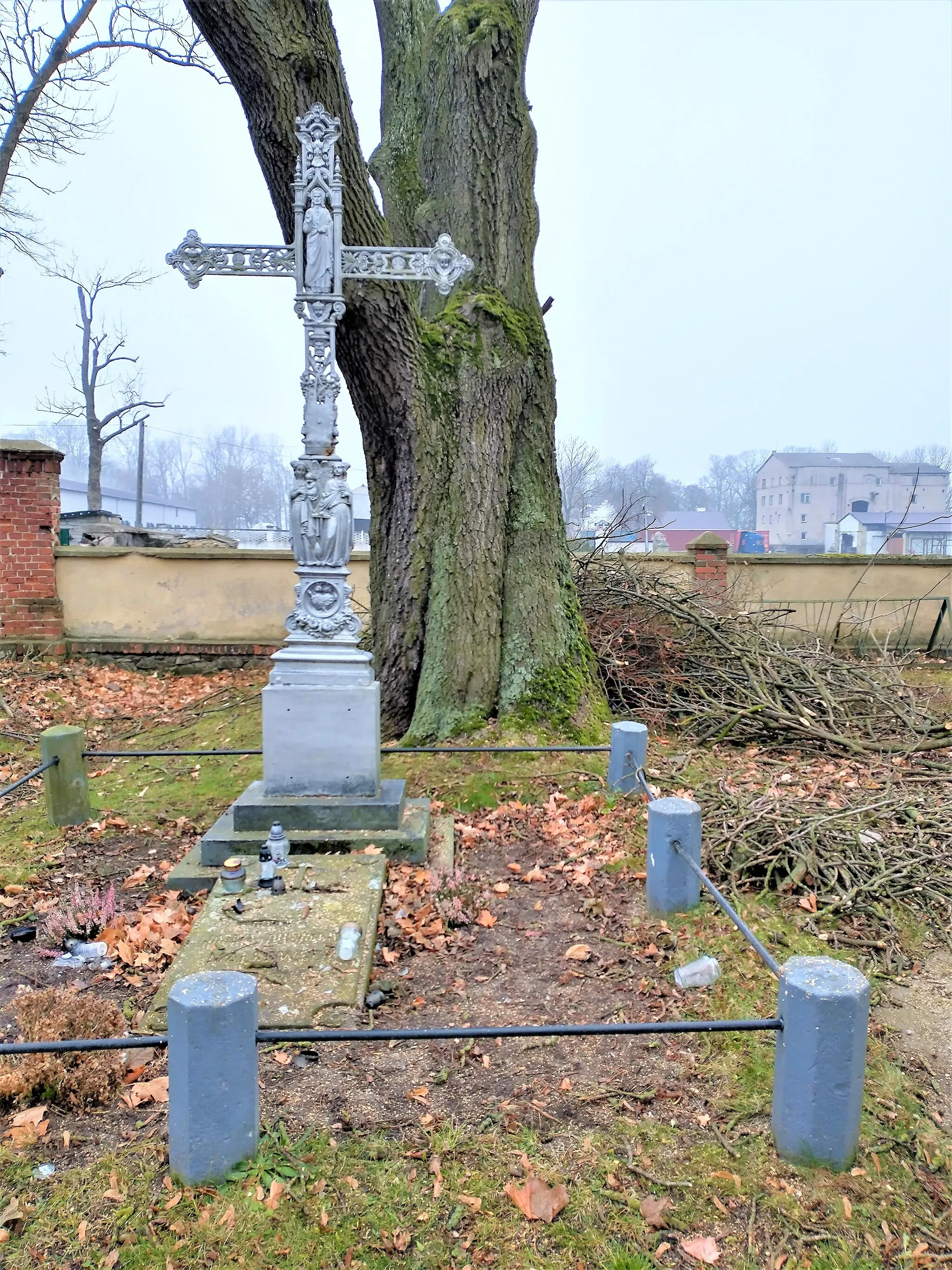 Photo showing: Kościół świętego Stanisława Kostki – rzymskokatolicki kościół parafialny we wsi Trębki, należący do dekanatu Żychlin diecezji łowickiej.