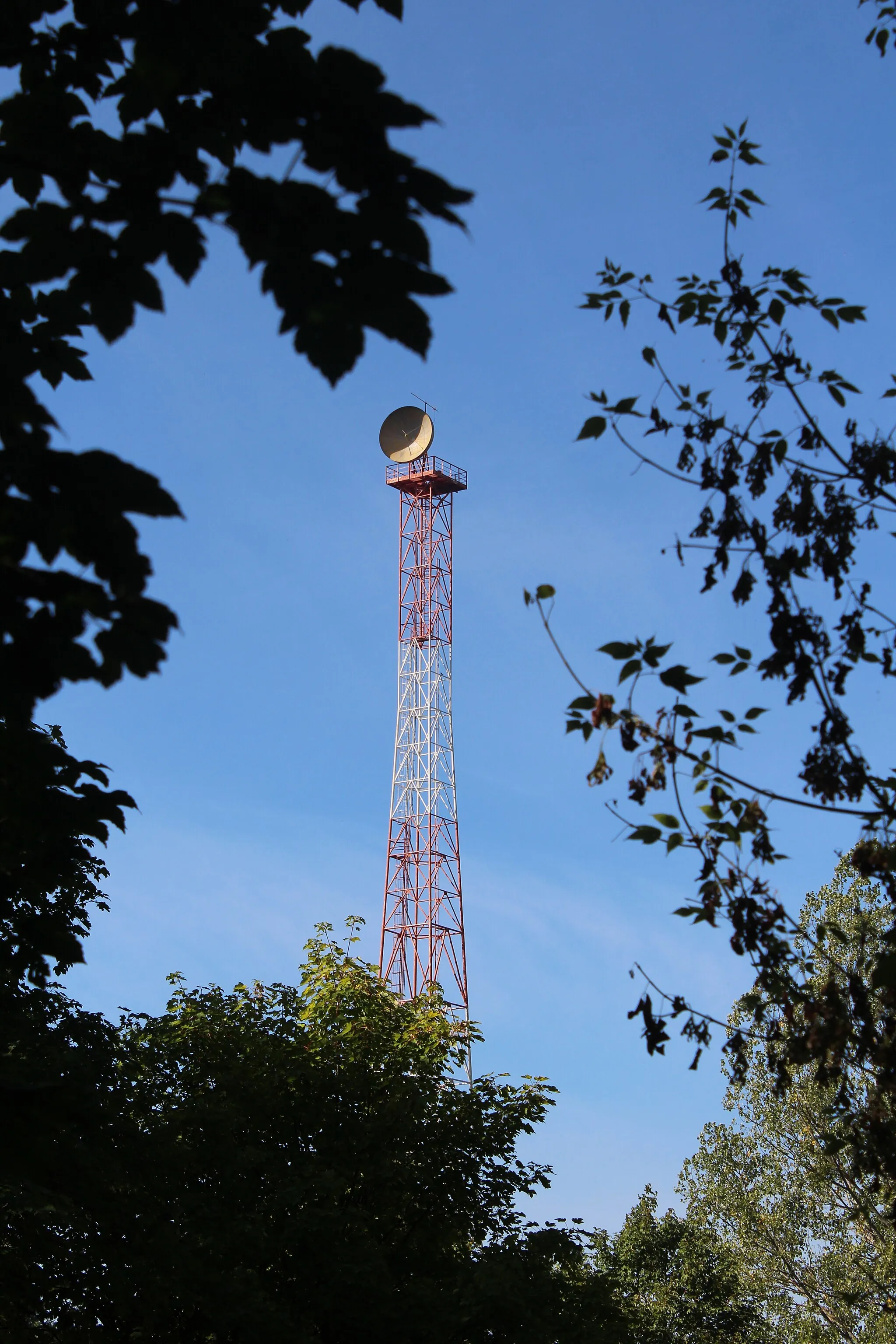 Photo showing: Radio relay tower of RCN Konstantynow Camera location 52° 22′ 16.59″ N, 19° 48′ 35.52″ E View this and other nearby images on: OpenStreetMap 52.371276;   19.809868