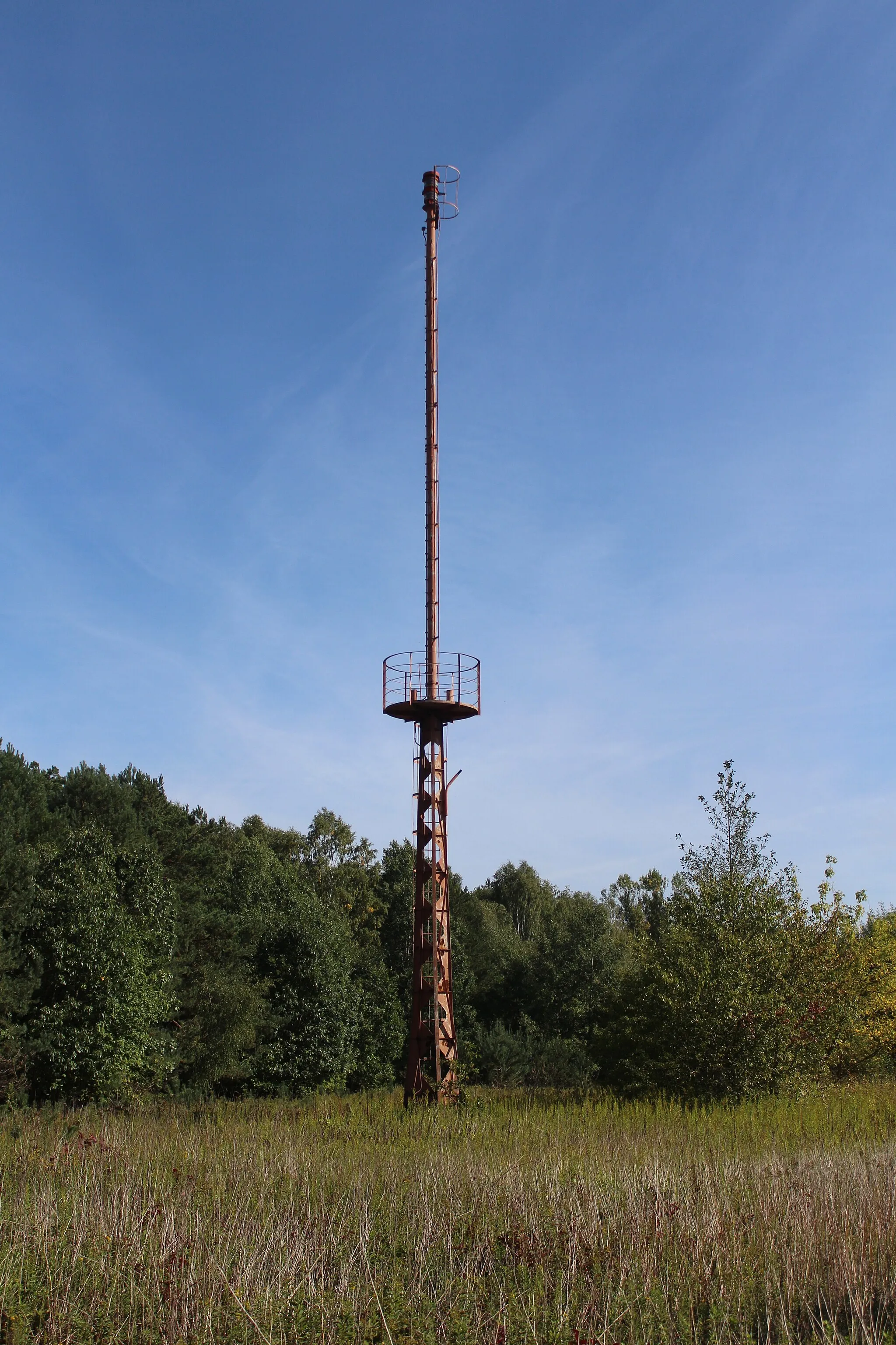 Photo showing: Tower used for marking the area of guys of former Konstantynow Radio Mast running in Northern direction Camera location 52° 22′ 08.66″ N, 19° 48′ 09.34″ E View this and other nearby images on: OpenStreetMap 52.369073;   19.802594