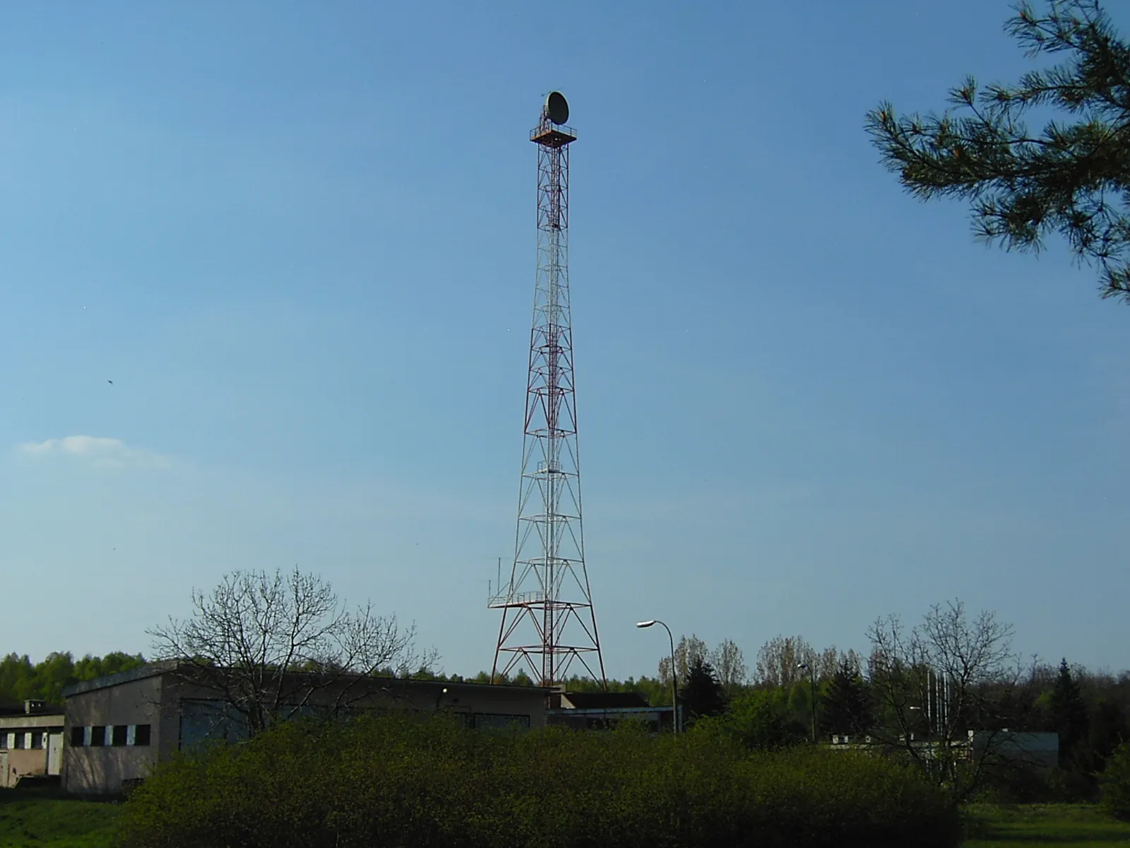 Photo showing: Maszt z anteną radiolinii w b. Radiofonicznym Ośrodku Nadawczym w Konstantynowie k/ Gąbina.