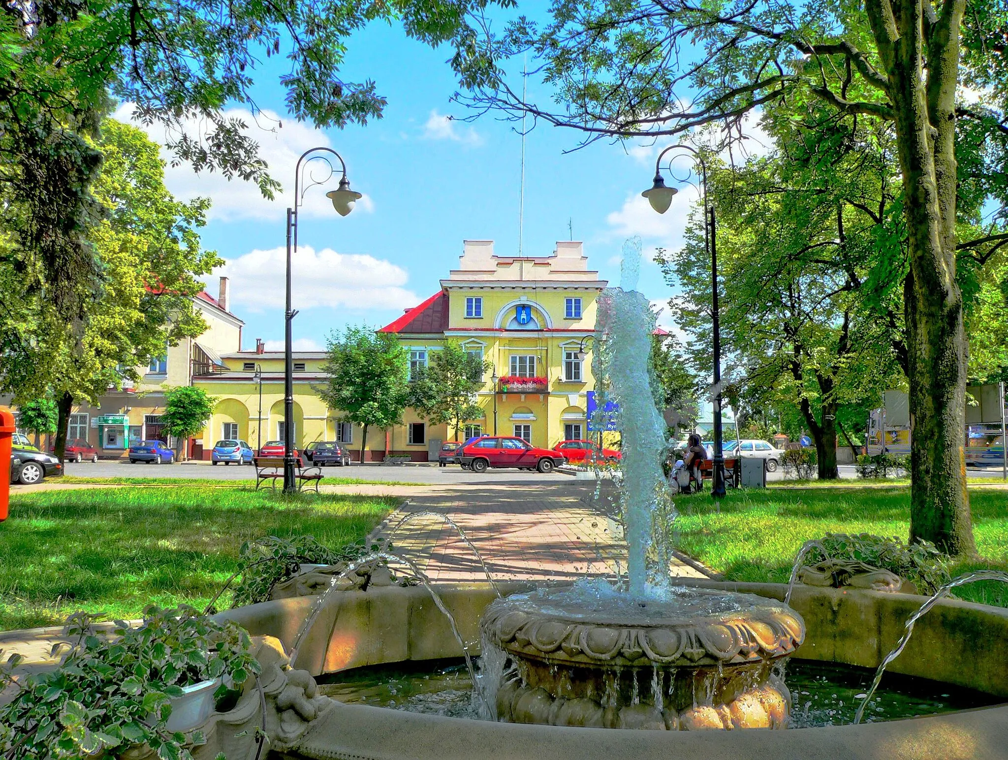 Photo showing: Park w Gąbinie w tle zabytkowy klasycystyczny ratusz z XIXw.