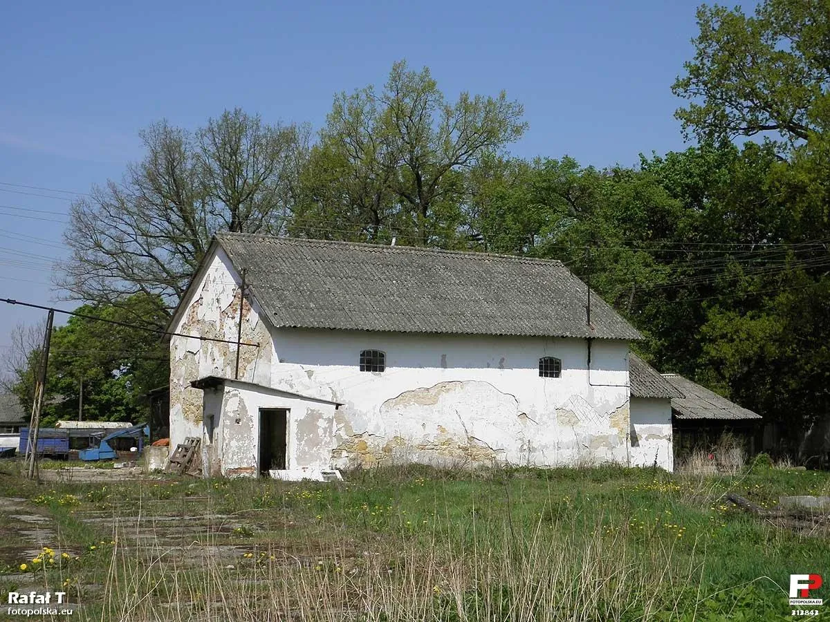 Photo showing: Budynek gospodarczy i budynek wagi towarowej z czasów PGR.