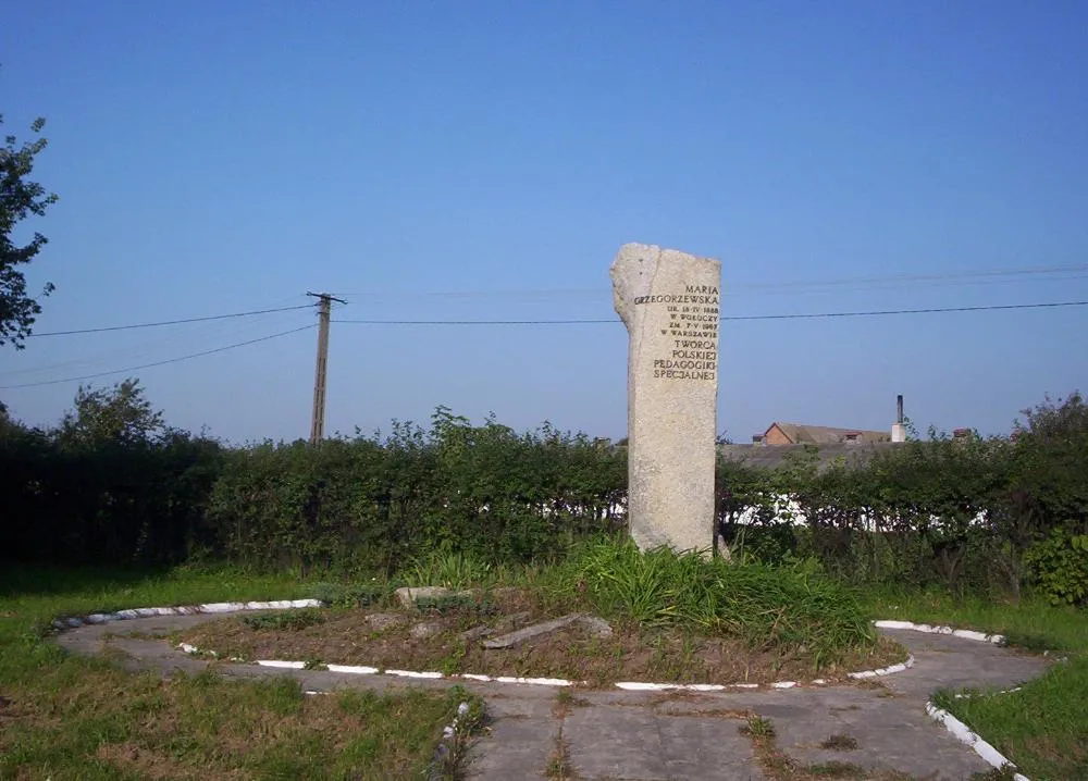 Photo showing: Monument to Maria Grzegorzewska in Wołucza, Poland.