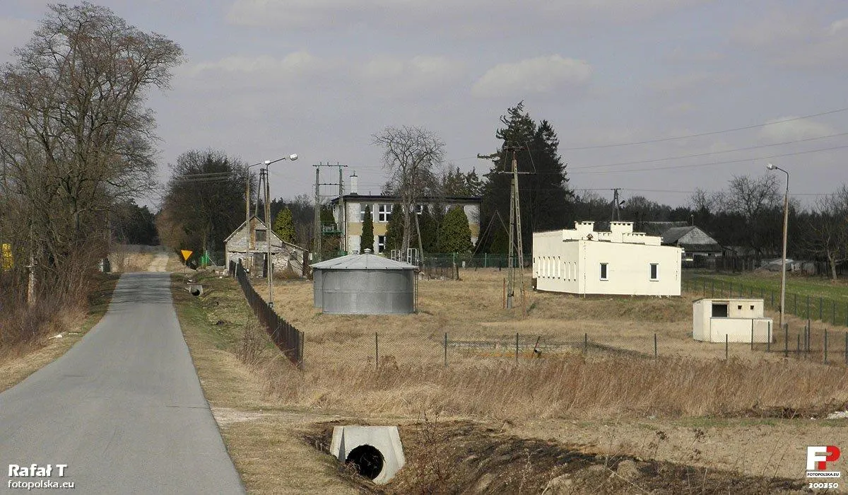 Photo showing: Teren ujęcia wody podziemnej, w głębi widoczny budynek szkoły podstawowej.