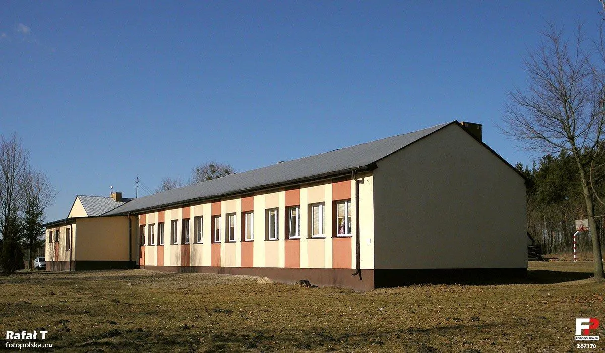 Photo showing: Szkoła podstawowa Woli Goryńskiej.