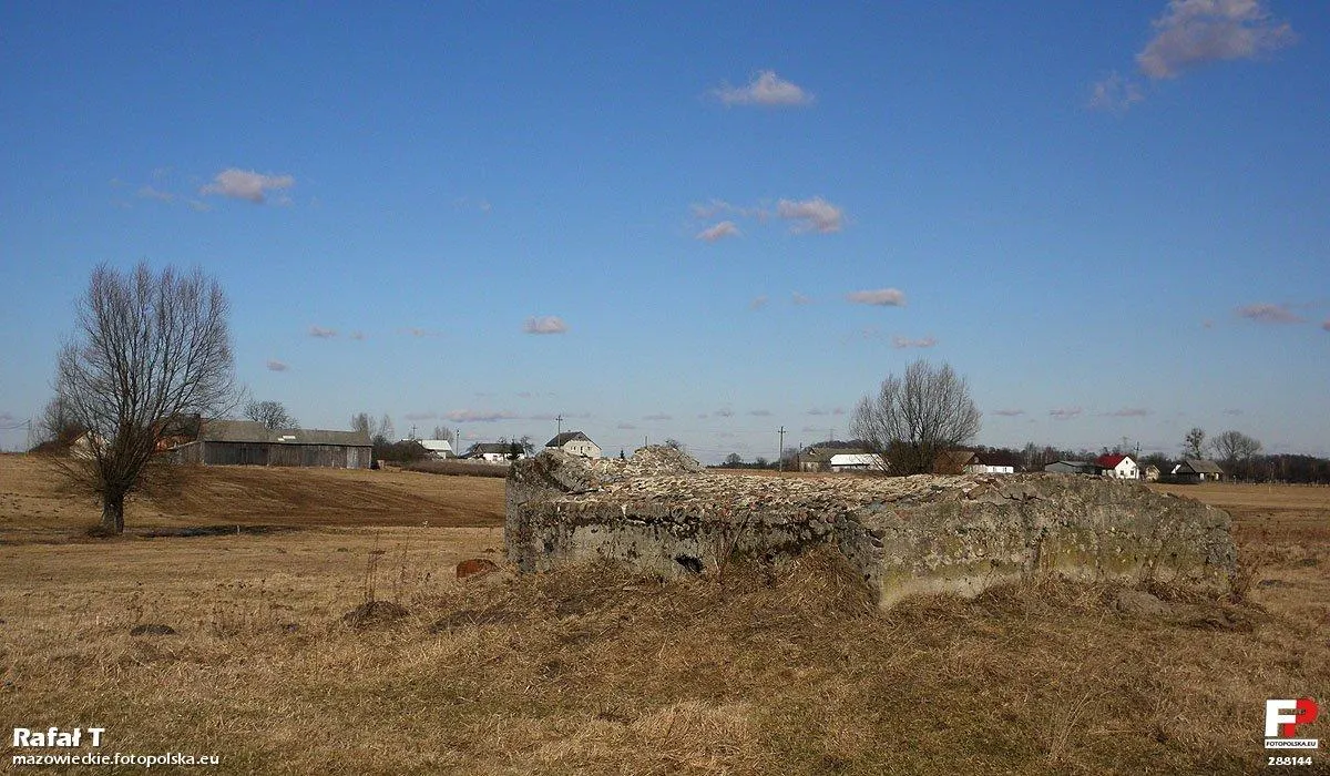 Photo showing: Schron piechoty, w dali zabudowania Woli Goryńskiej.