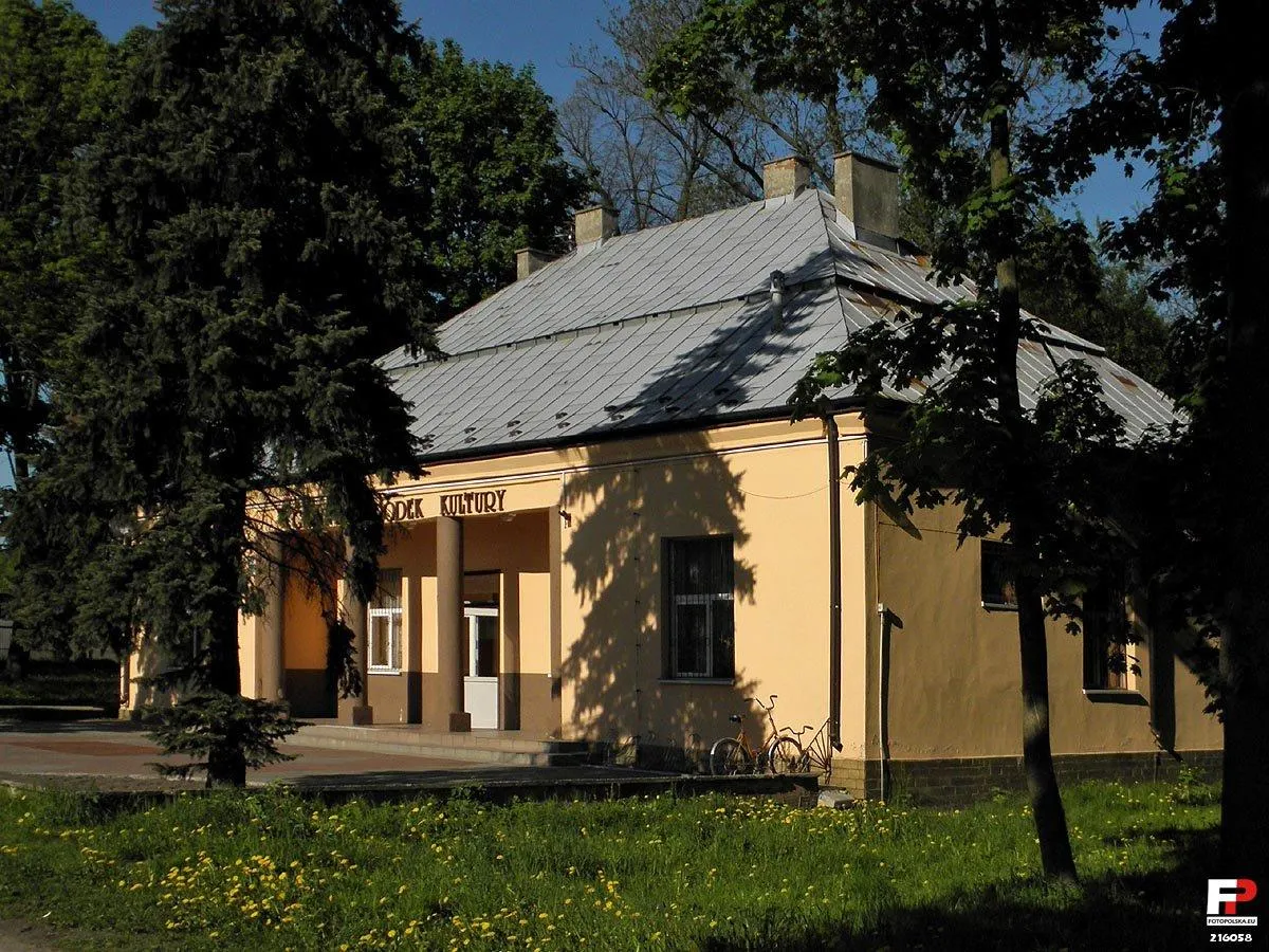 Photo showing: Ośrodek w podworskim parku.