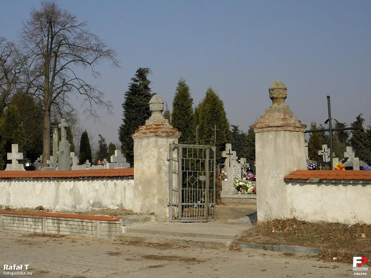 Photo showing: Brama cmentarza parafialnego.