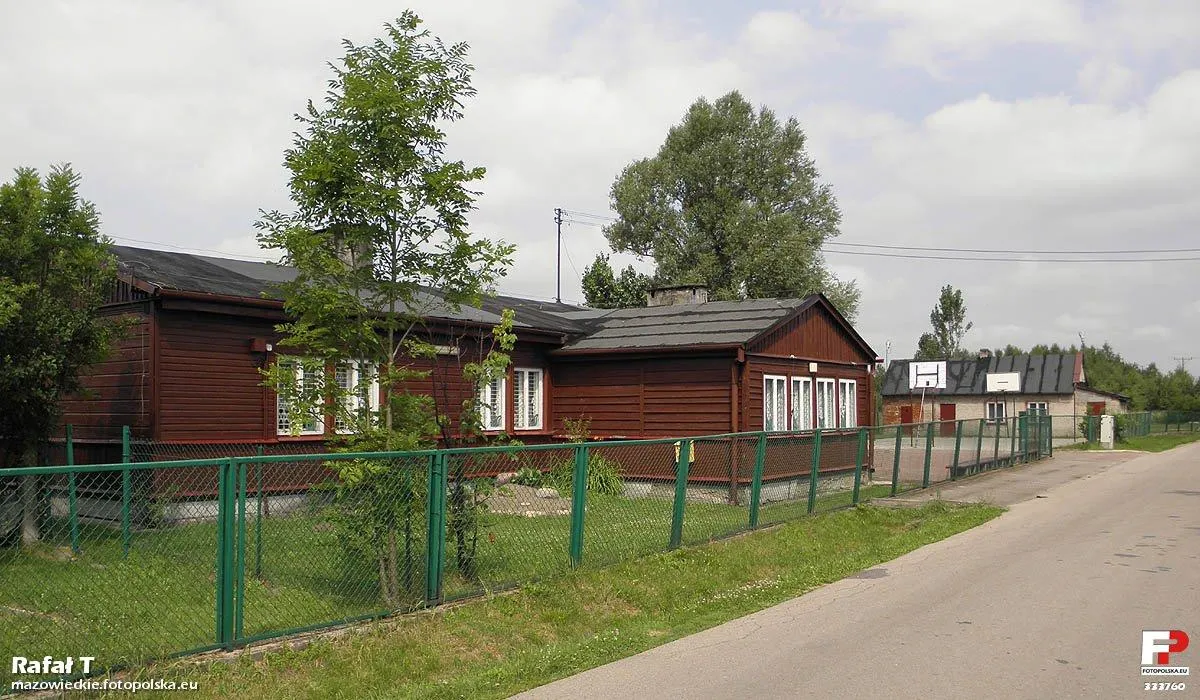 Photo showing: Drewniany budynek szkoły podstawowej.