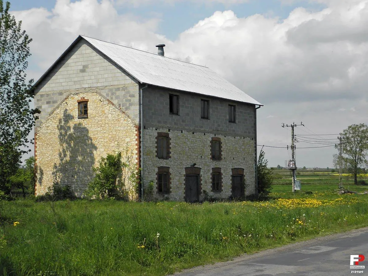 Photo showing: Oszpecony budynek gospodarczy