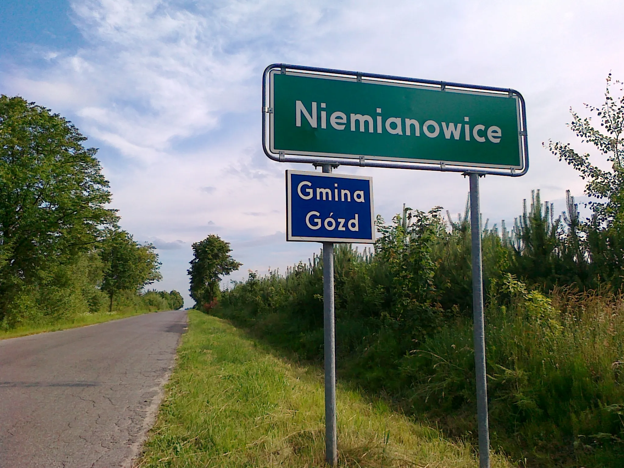 Photo showing: Drogowskaz pomiędzy Gzowicami a Niemianowicami na drodze nr 699. Jest to również granica gminna pomiędzy Jedlnią Letnisko a Gozdem