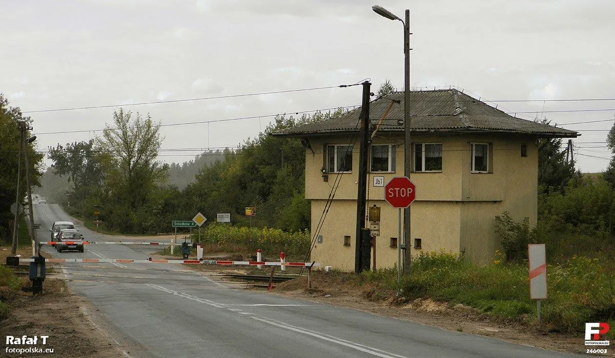 Photo showing: Budynek nastawni i przejazd kolejowy – widok w kierunku Jastrzębia.