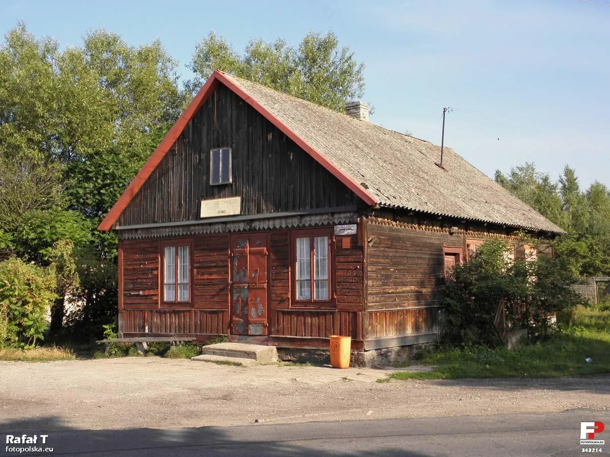 Photo showing: Budynek dawnego sklepu spożywczo-przemysłowego.