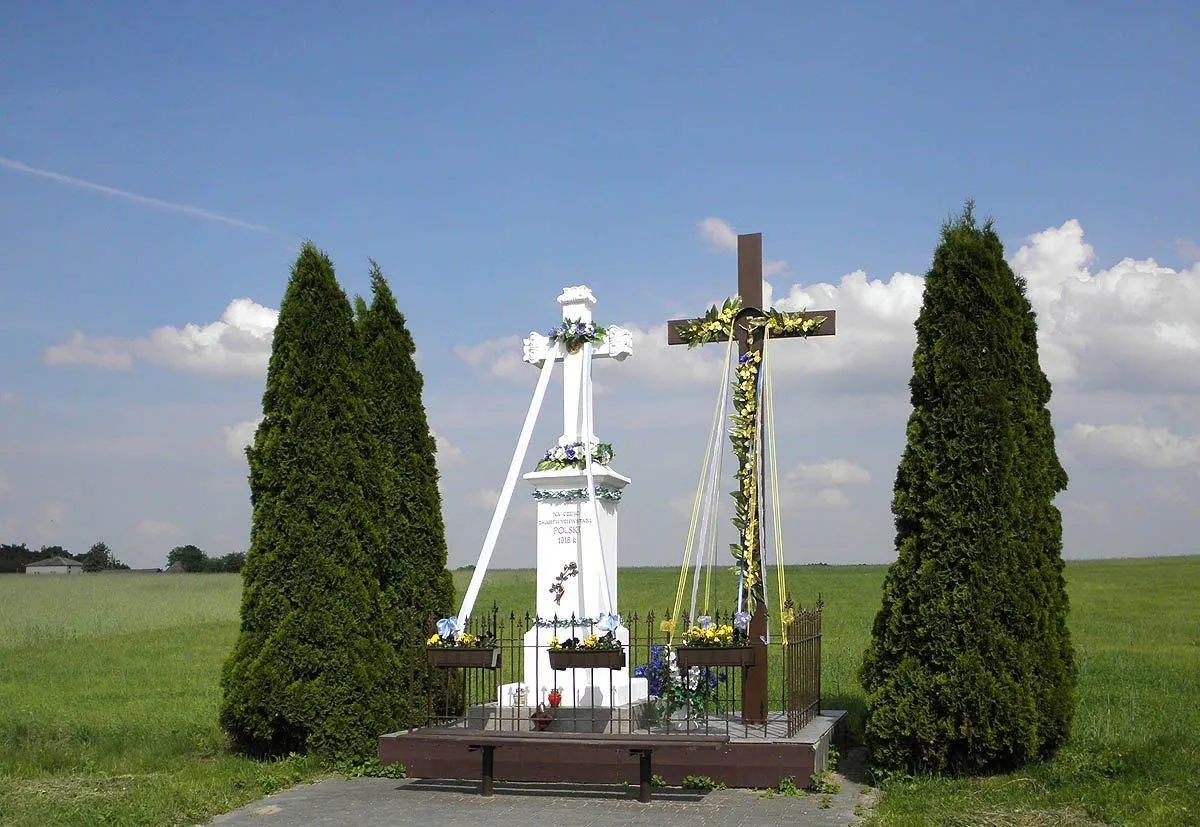 Photo showing: Krzyż wzniesiony "na cześć zmartwychwstania Polski", obok współczesny drewniany.