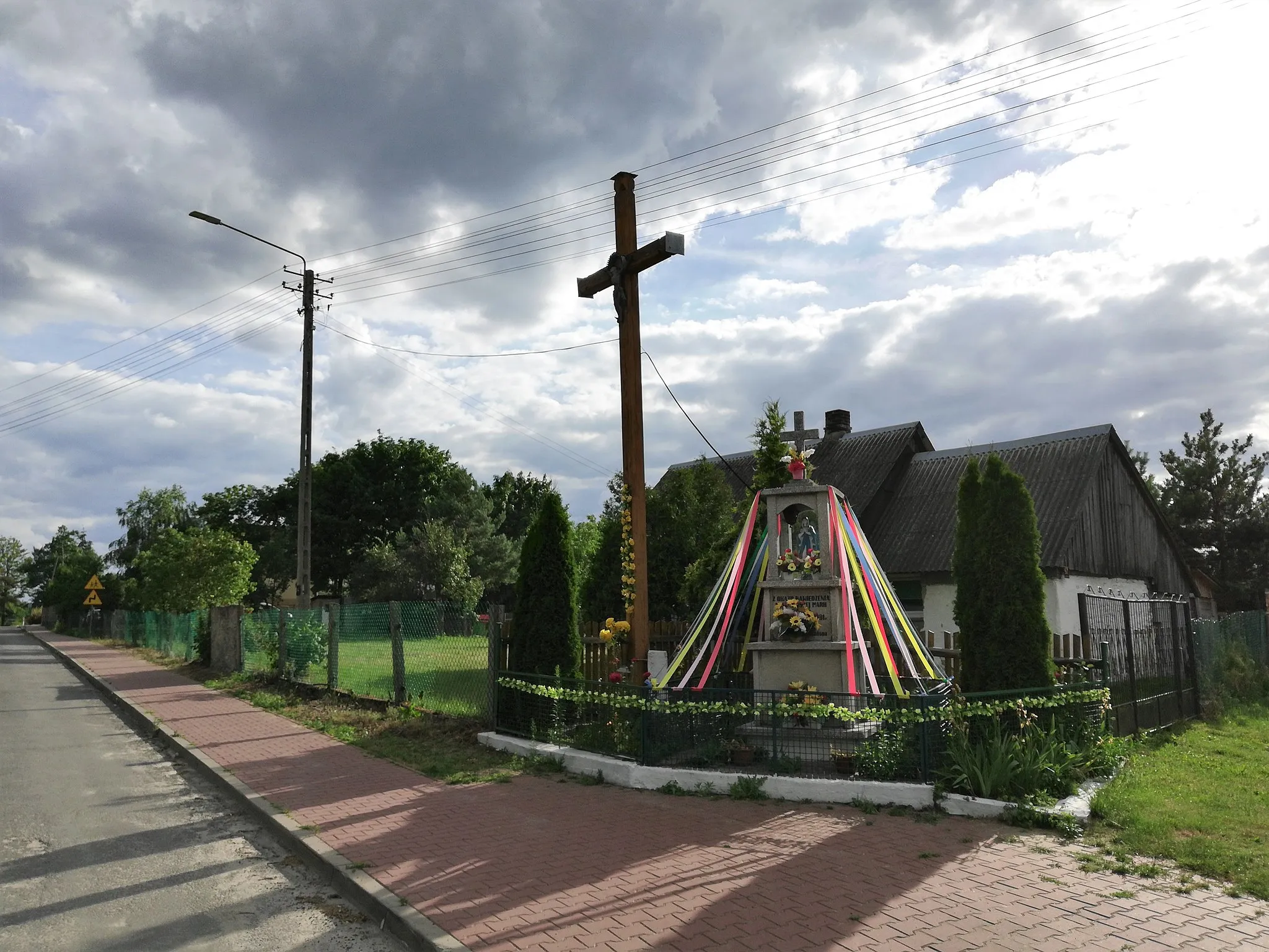 Photo showing: Cukrówka - a chapel and a cross in the center of the village.