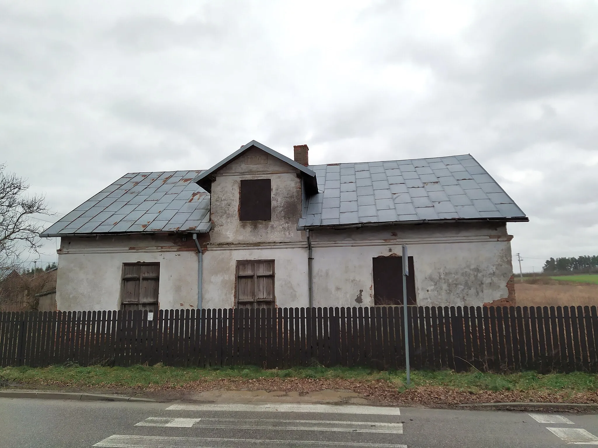 Photo showing: Stary budynek w Bobrowcach, gmina Mszczonów