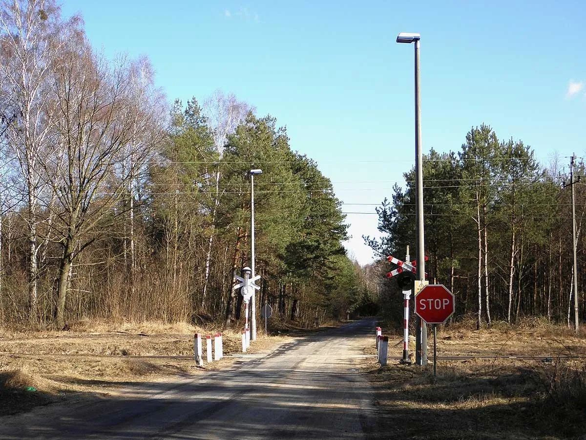 Photo showing: Przejazd przez linię kolejową nr 8, droga Bierwce - Ług.
