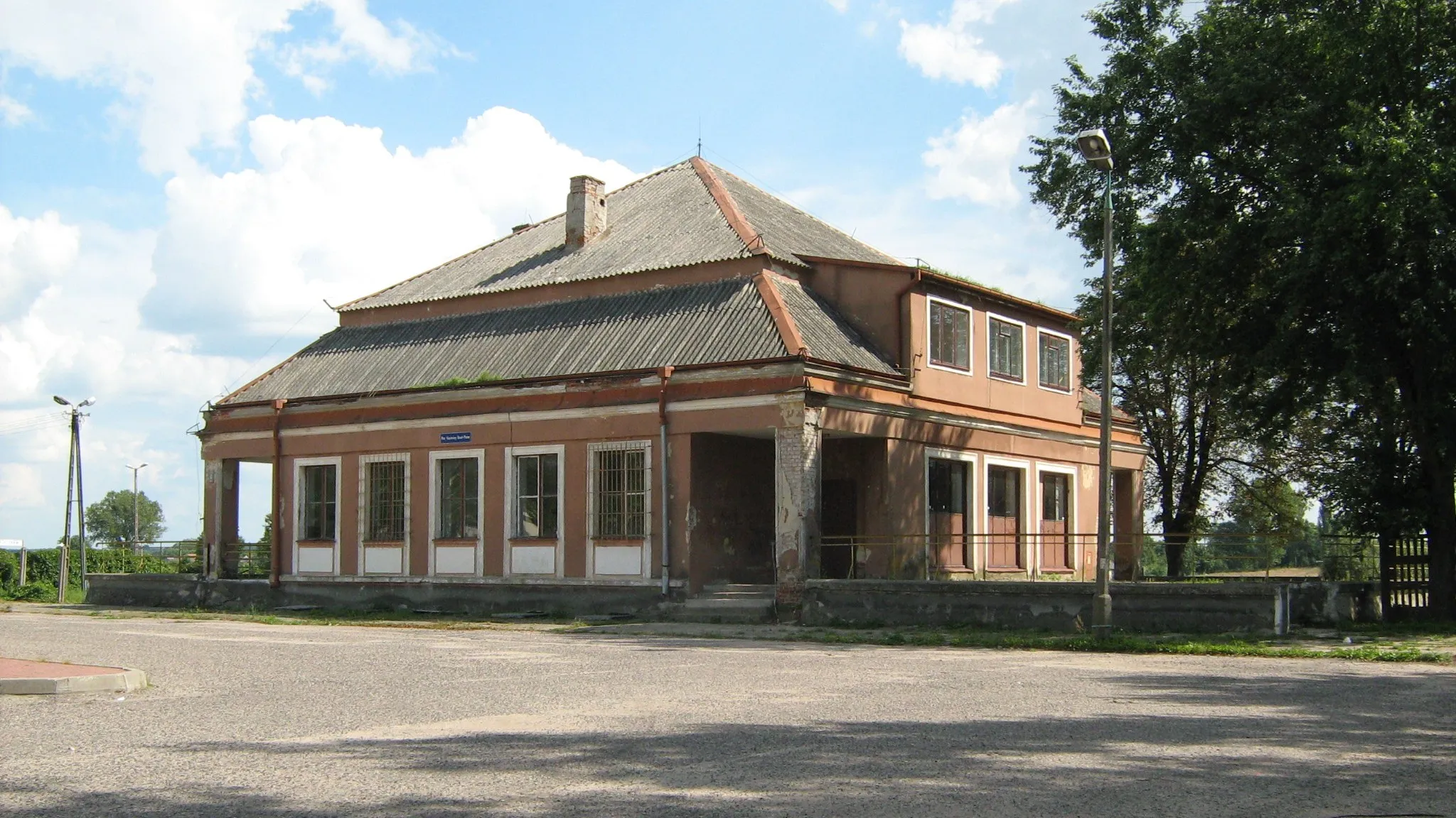 Photo showing: Platerów. Budynek stacyjny. Widok od strony ulicy.
