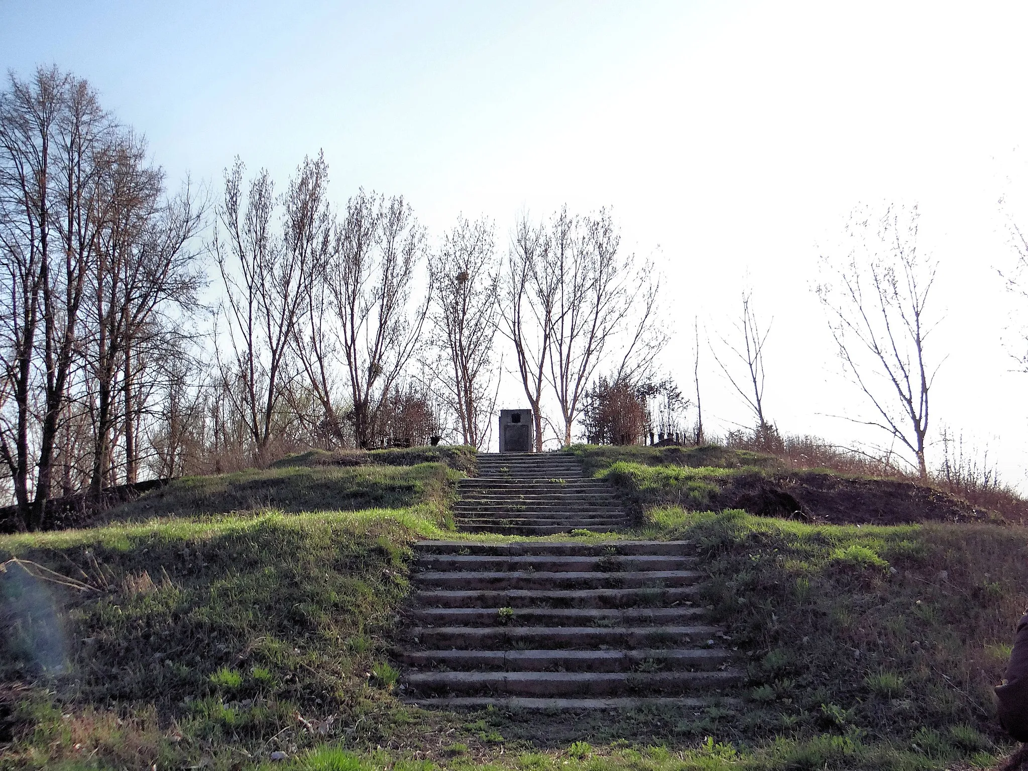 Photo showing: Kurhan Cpl. Michael Okurzałego in Zajezierze