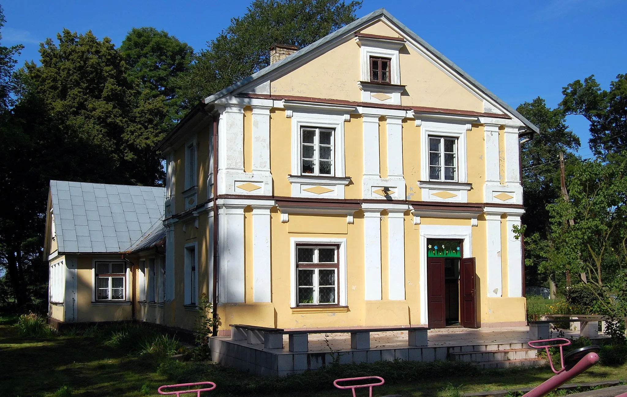 Photo showing: Old manor house in Stare Zadybie, Lublin Voivodeship, Poland. Nowdays it houses a school.