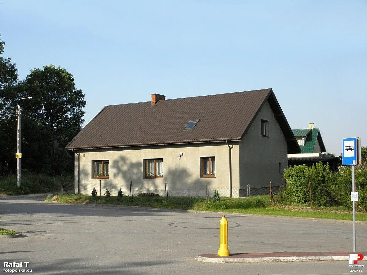 Photo showing: Budynek naprzeciwko kościoła i przystanek linii nr 8.