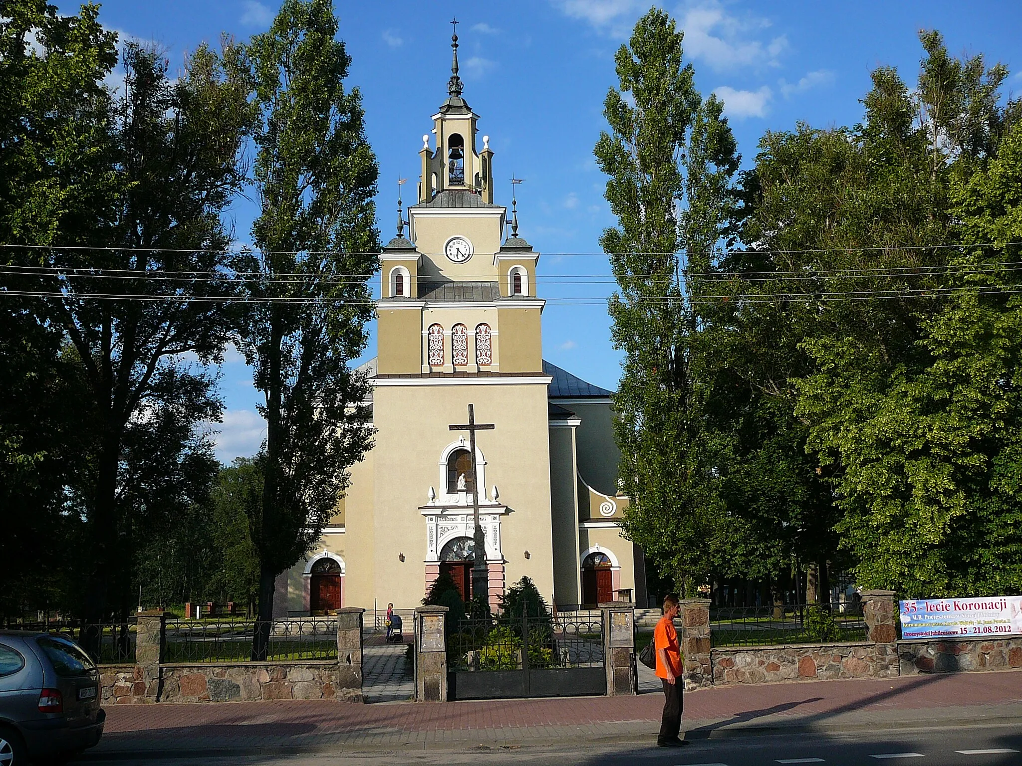 Photo showing: Widok na kościół pw. Świętej Trójcy z ulicy Krakowskiej. Kościół został zbudowany w latach 1932-1957 według projektu Stefana Szyllera z Warszawy w stylu neorenesansowym.